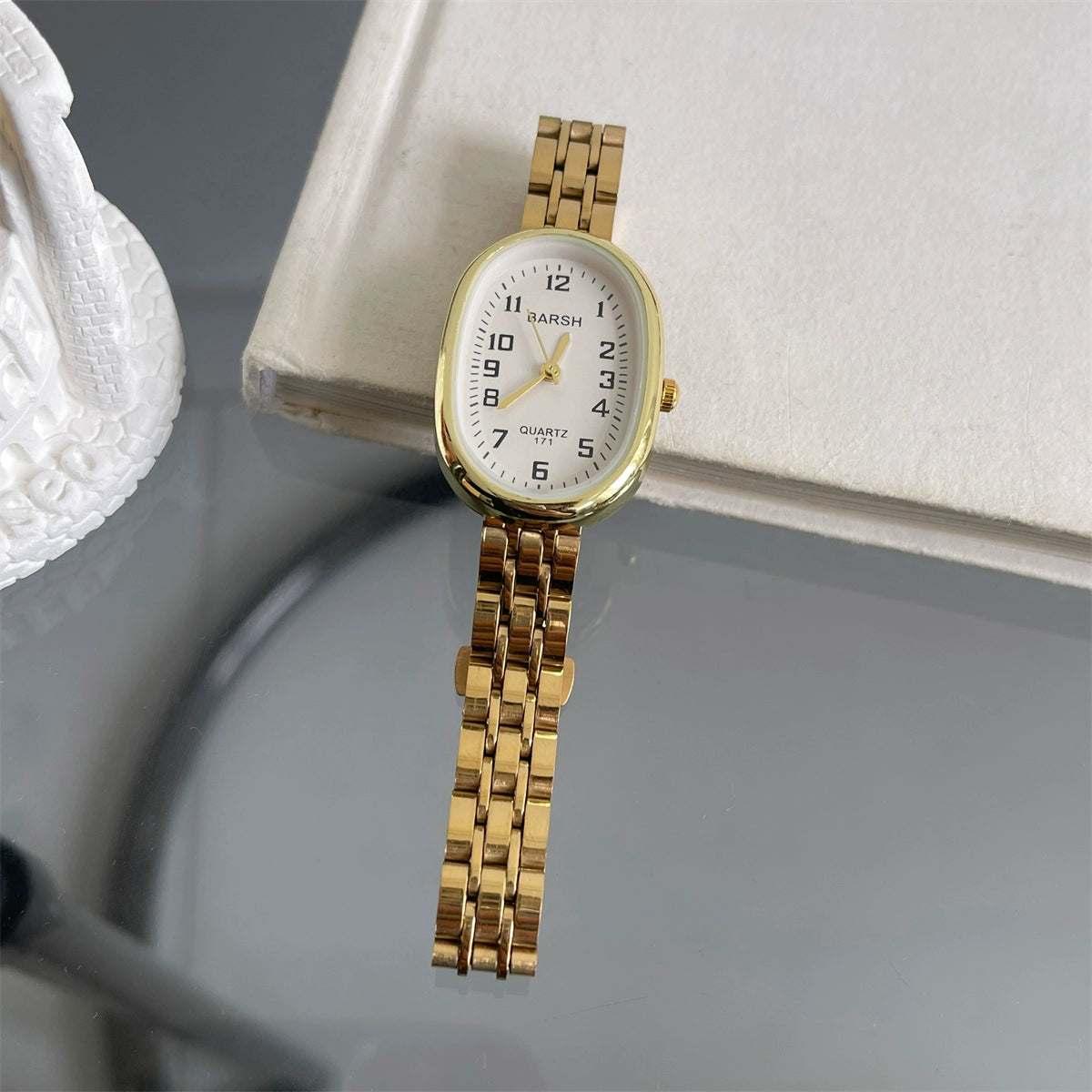 Harlan Retro Oval Watch - Gold Band, White Dial with Numbers [KJZ945K0]