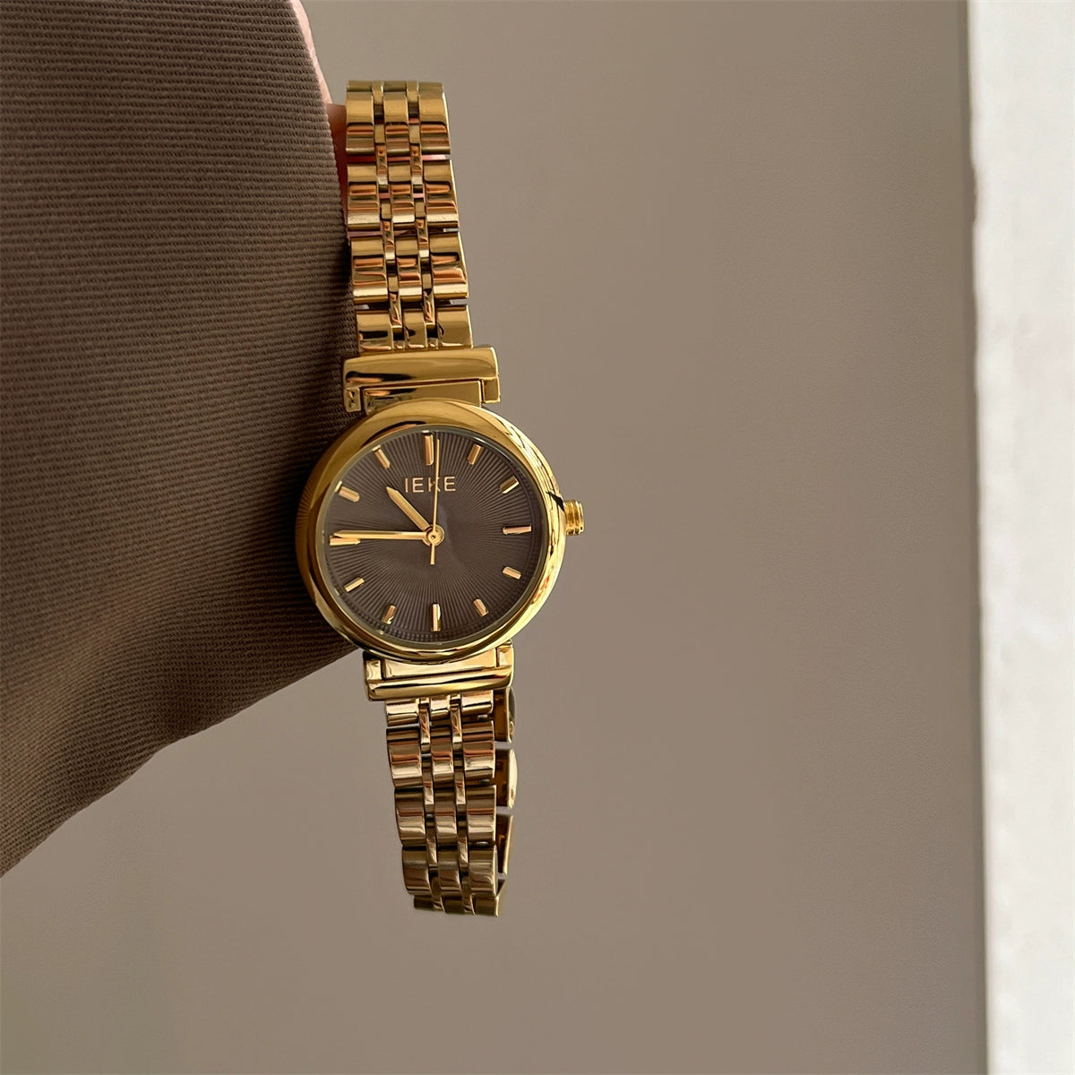 Violett Serpent Charm Watch - Brushed Round Dial - Gold Steel Strap with Grey Dial [ZDCG34YY]