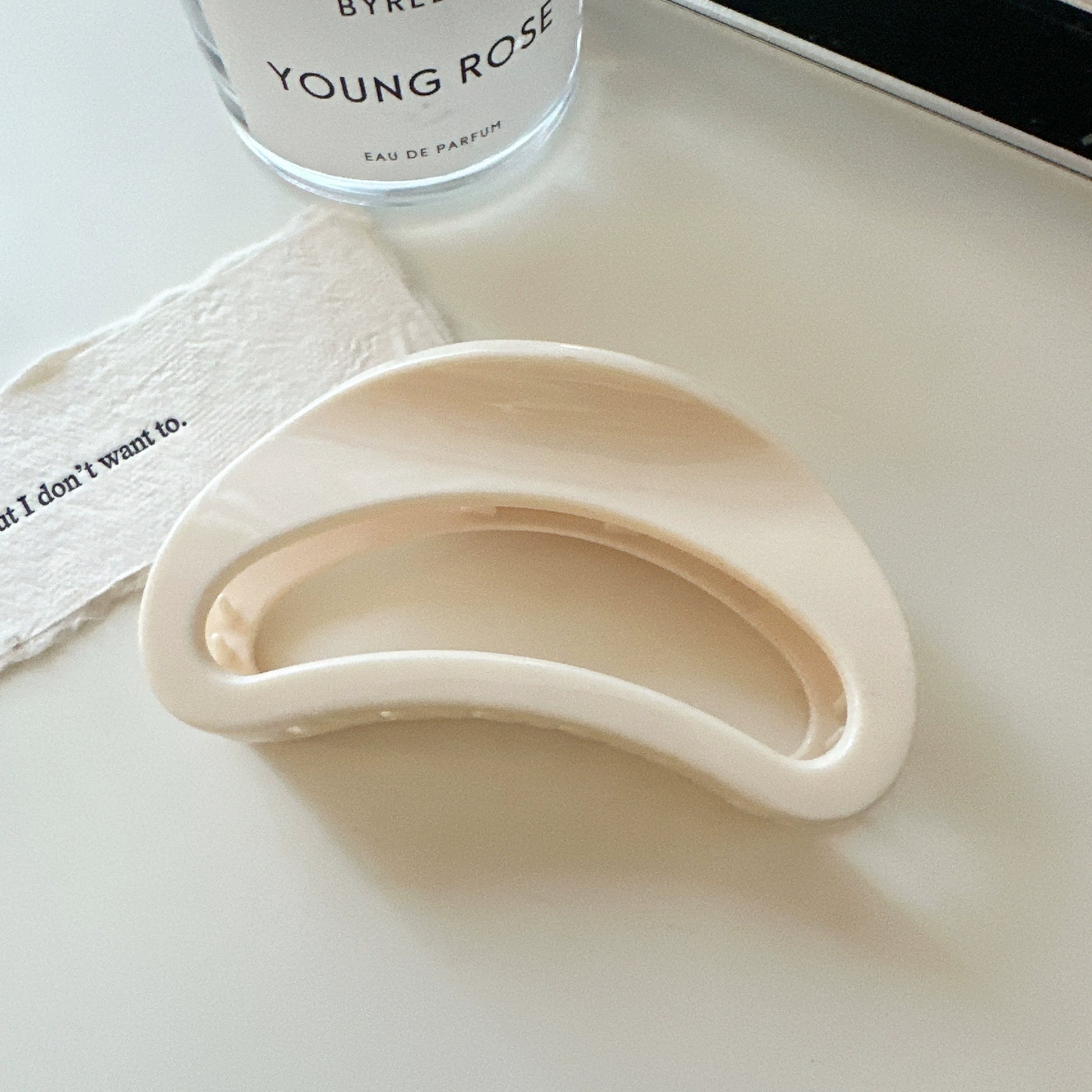 Zarina Elegant Claw Clip - Half Round White [HFPRZUM1]