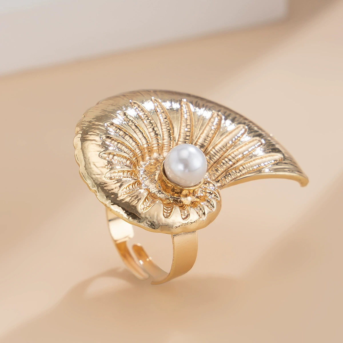 Destini Pearl Seashell Ring - Conch Shell & Pearl (Gold Tone) [U6RB9X2P]