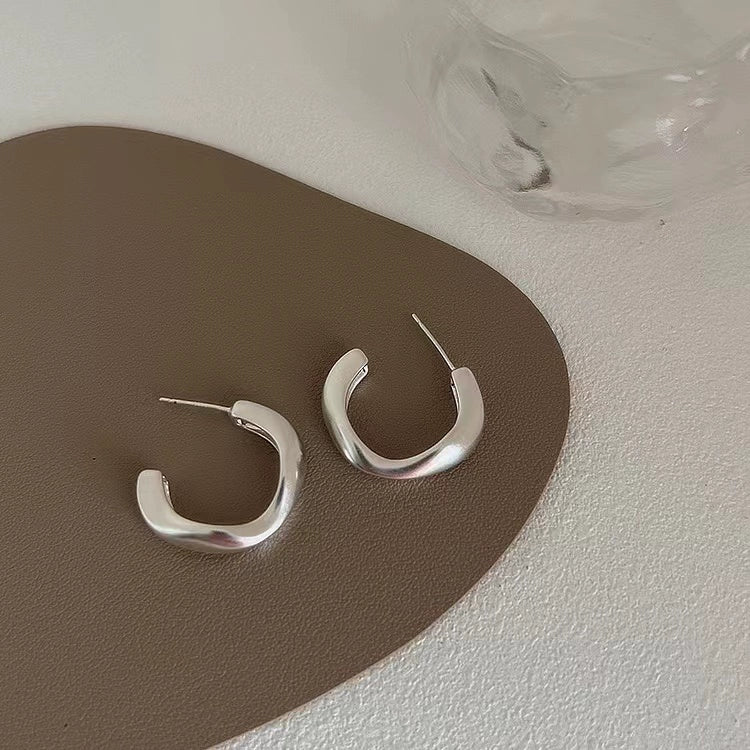 Amada Irregular Metal Earrings - Silver Wave (Silver Pin)