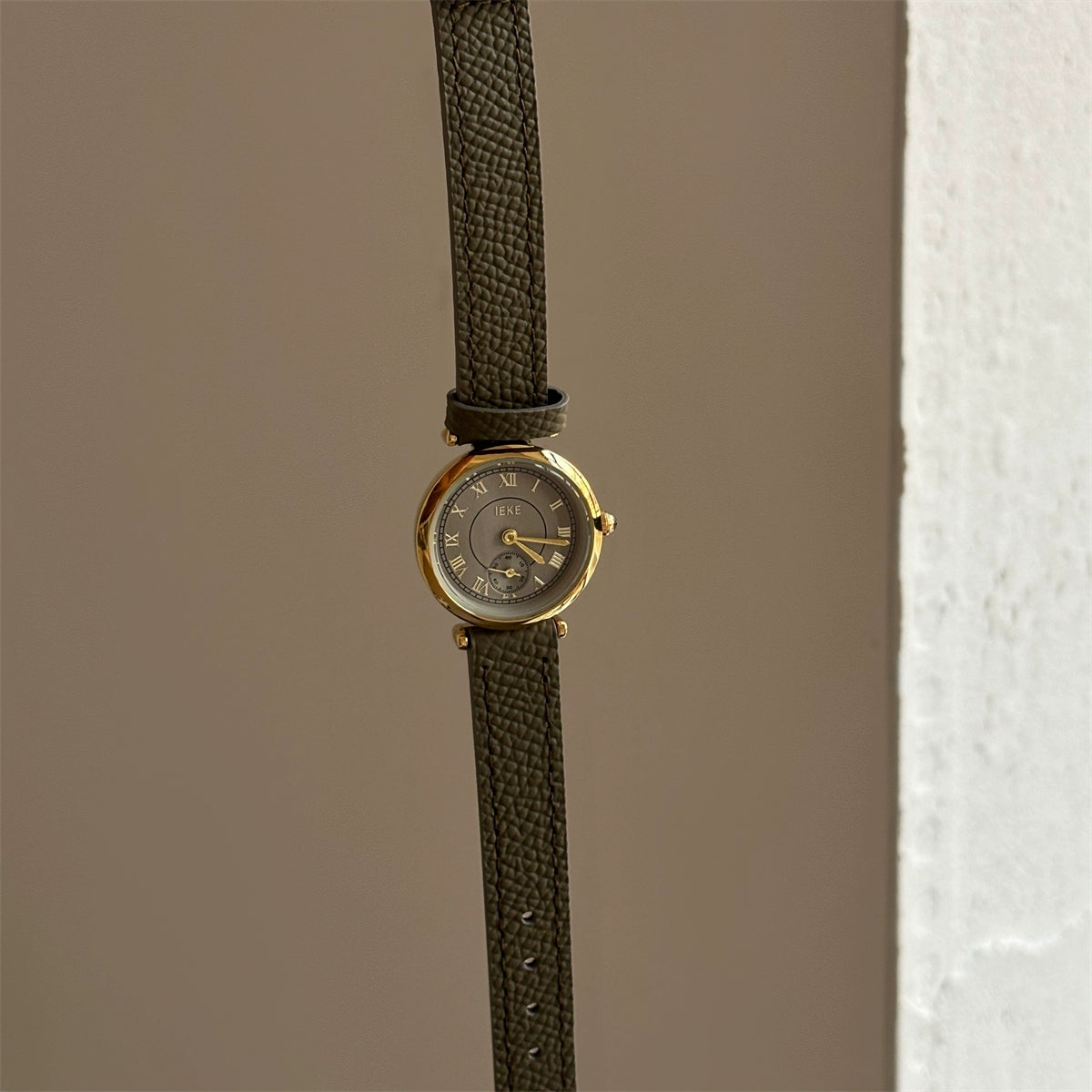 Sury Retro Oval Strap Watch - IEKE88187 Round Two-Hand Dial - Grey with Gold Frame [WOCYK6NU]