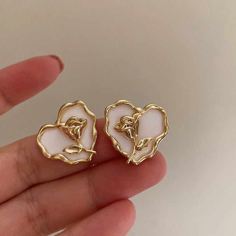 Anvitha Wavy Tulip Heart Earrings - White [L9G2D1EW]