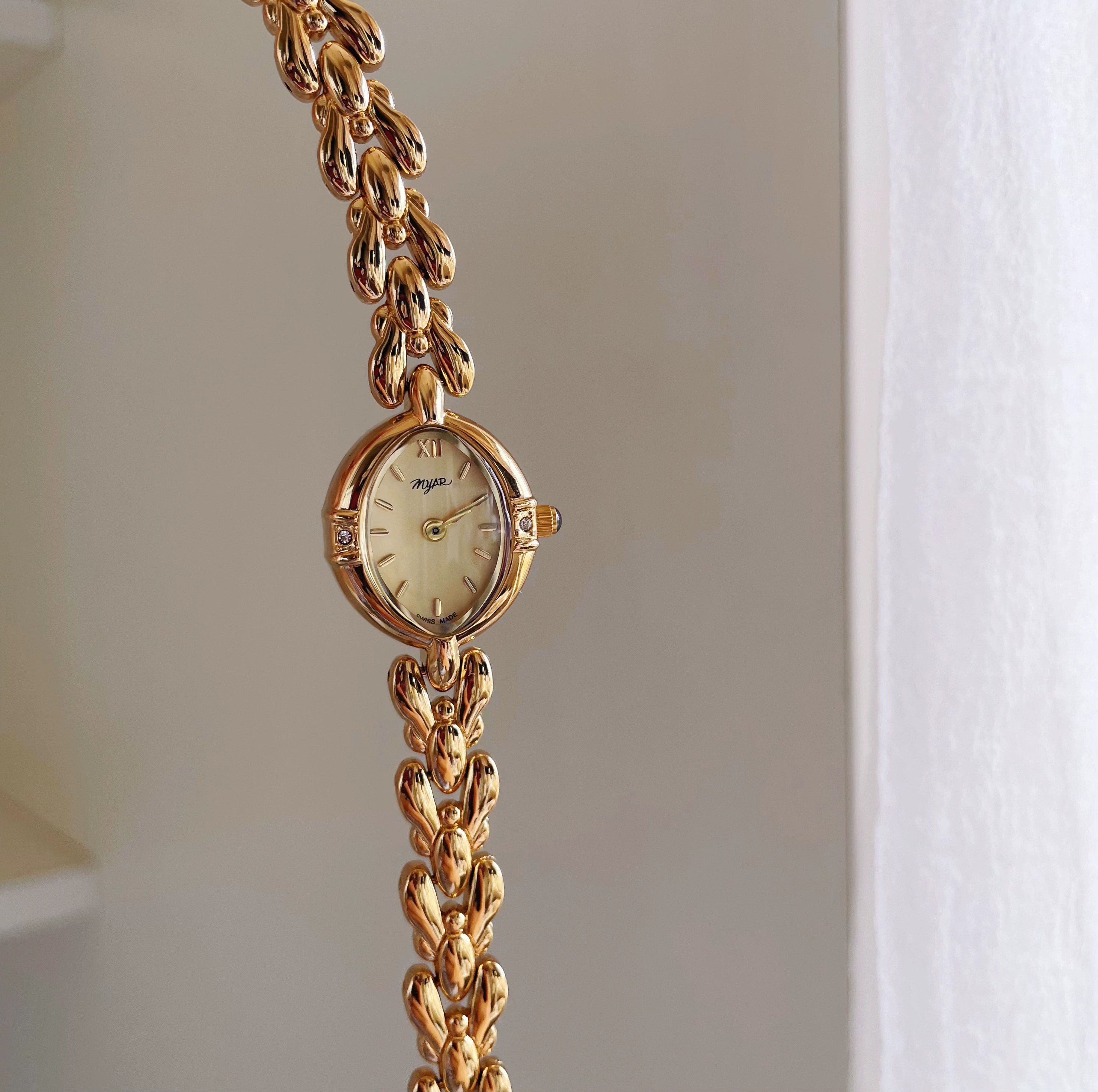 Zariah Dainty Oval Bracelet Watch - Gold Case Gold Dial [68QH6CZ8]