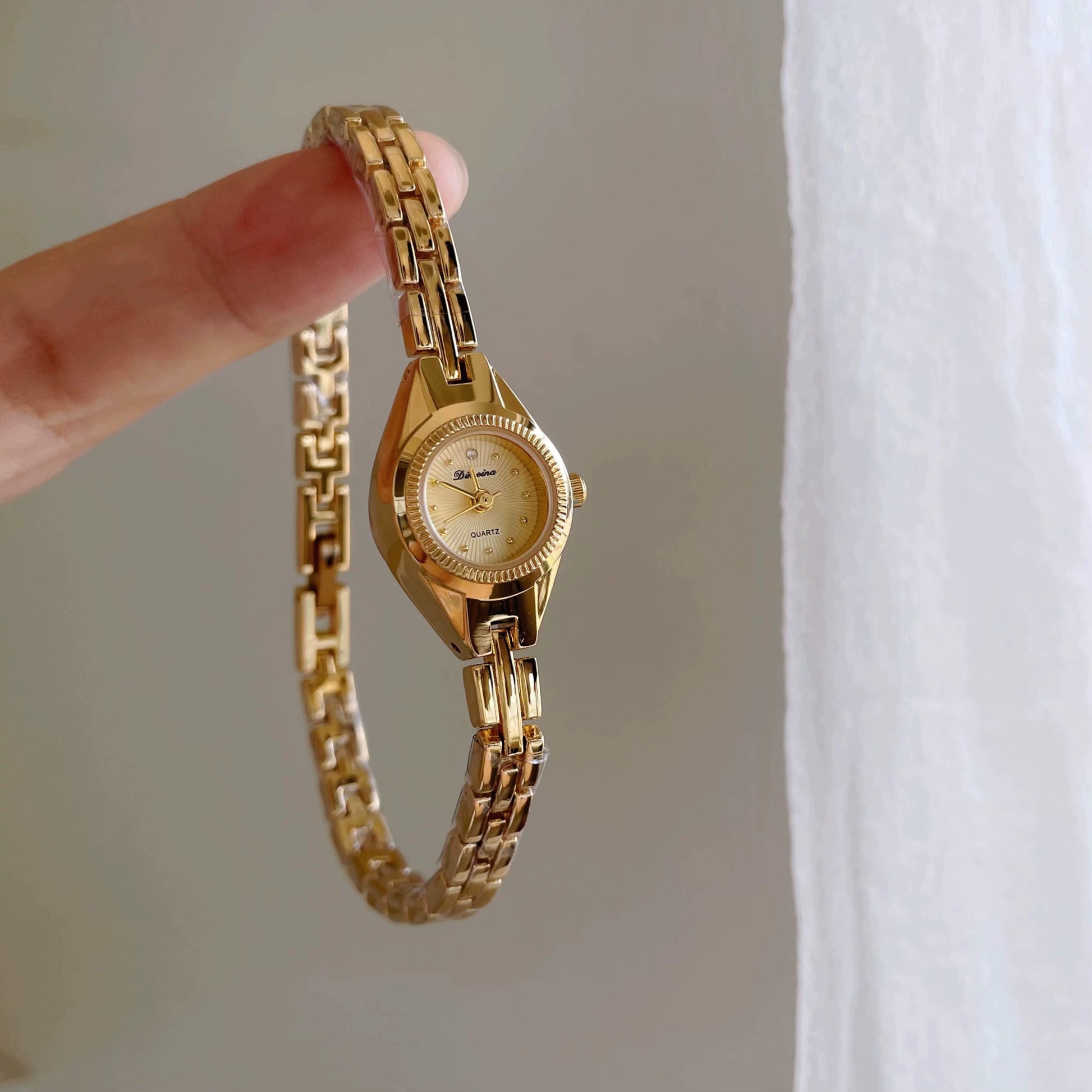Shelbie Mini Gold Bracelet Watch - Small Round Dial (Mini) [NJGBM3UN]