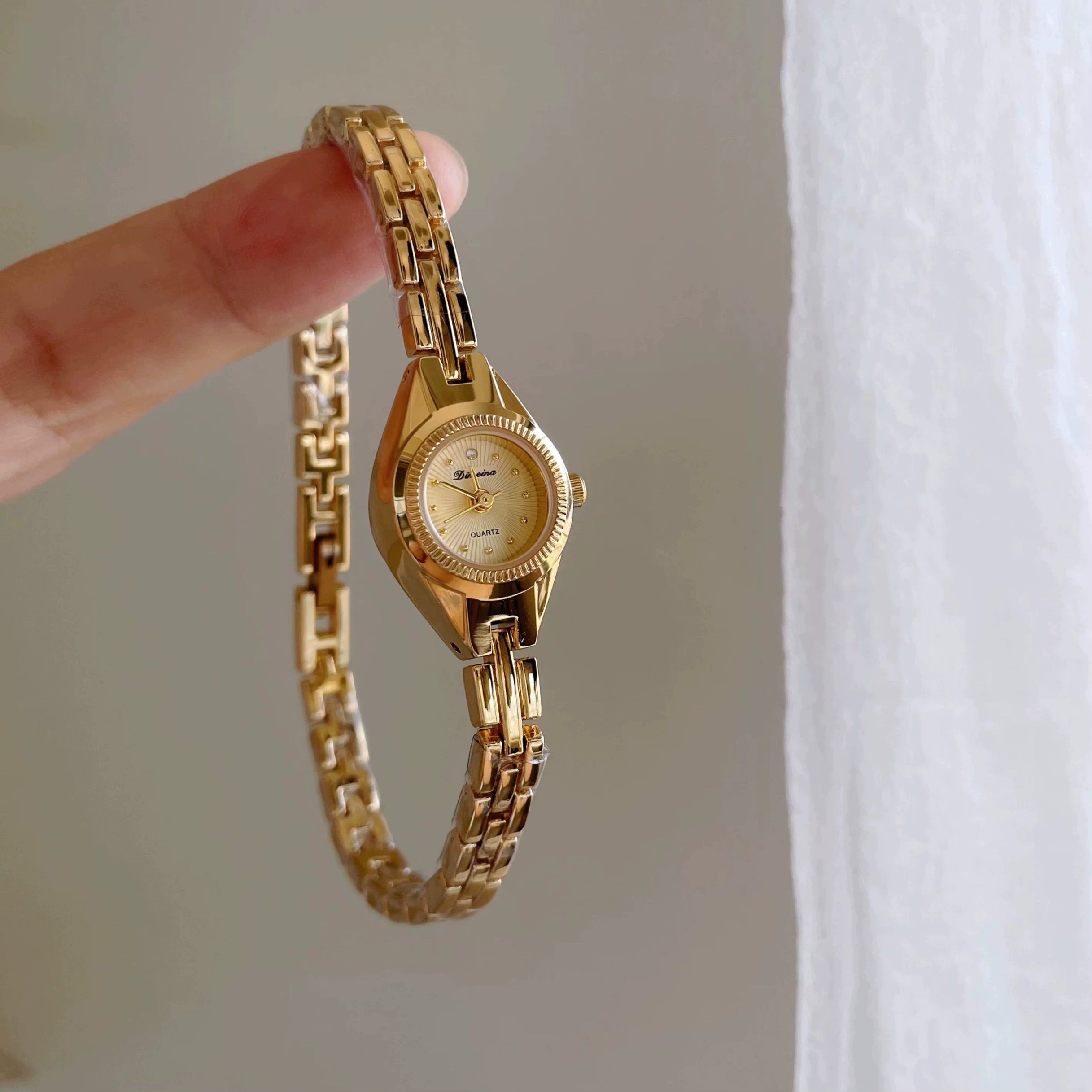 Shelbie Mini Gold Bracelet Watch - Small Round Dial (Mini) [NJGBM3UN]