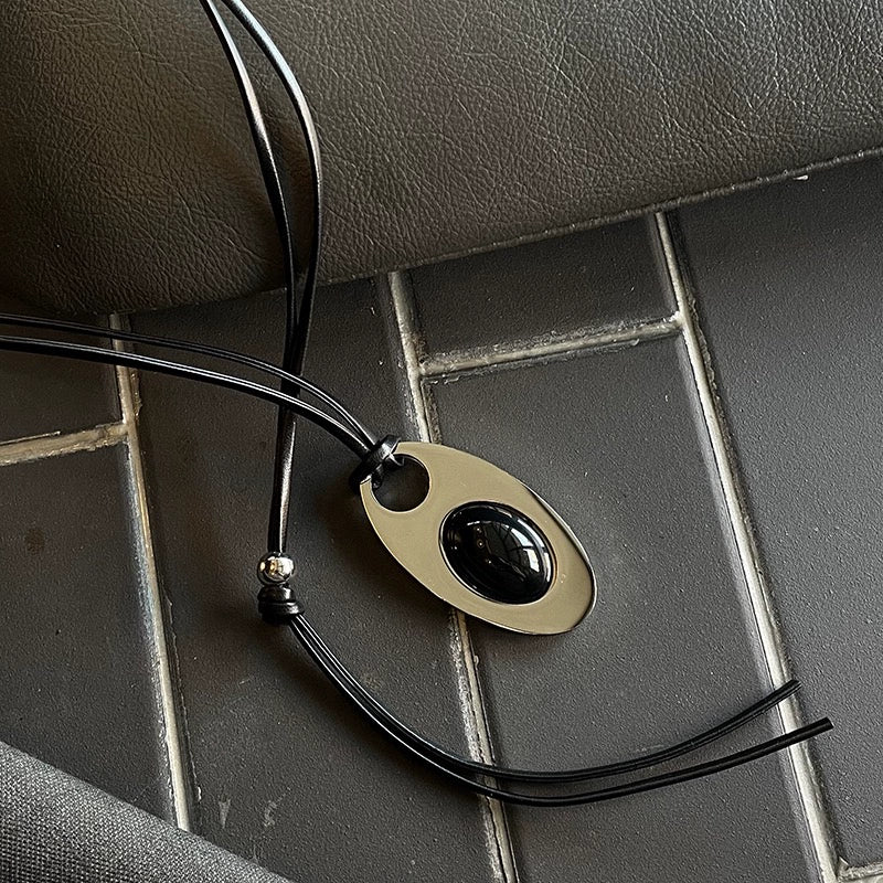 Ezra Oval Pendant Necklace - Black [NQZS2KUI]