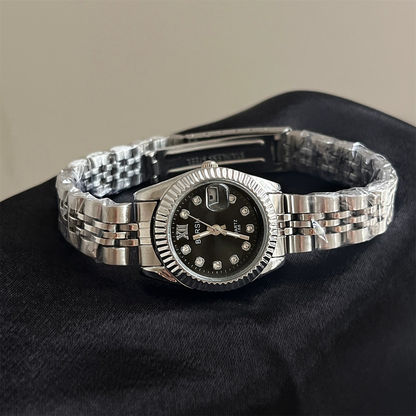 Mariyah Classic Calendar Watch - Silver Band Black Dial (Diamond) [B43FFOIV]