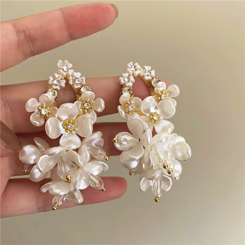 Suhani Floral Statement Earrings - Off-White Resin Floral Earrings [NRPCJOEG]