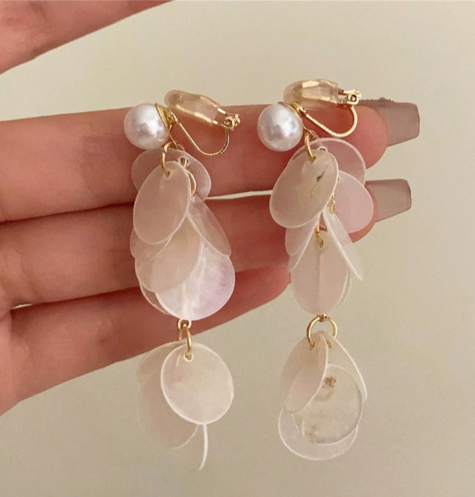 Amaryah Pearl Flower Earrings - Off-White Shell Ear Clip [XK5XHQ2W]
