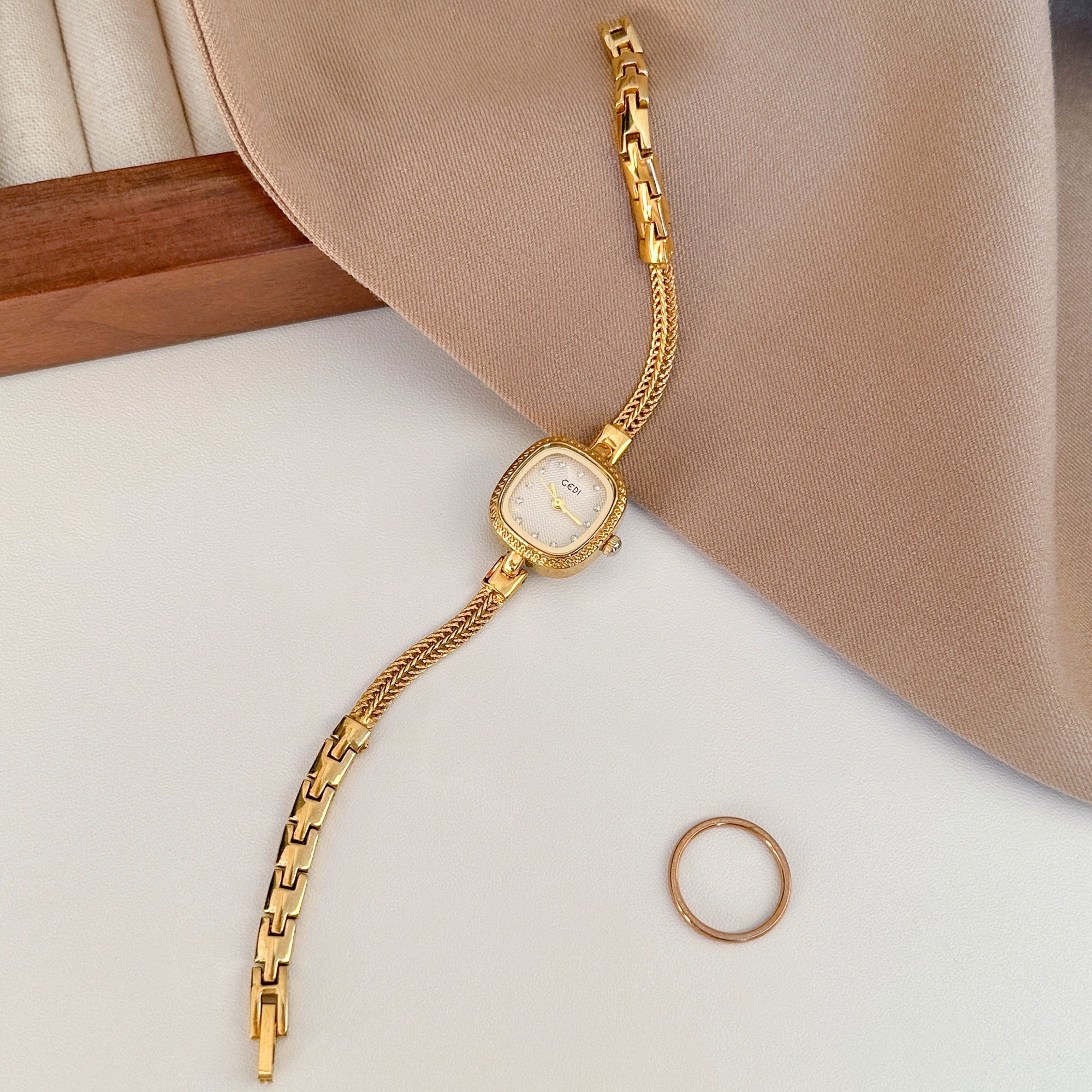 Loghan Gold Bracelet Watch - Square Dial Gold Watch [PU0GVQZD]
