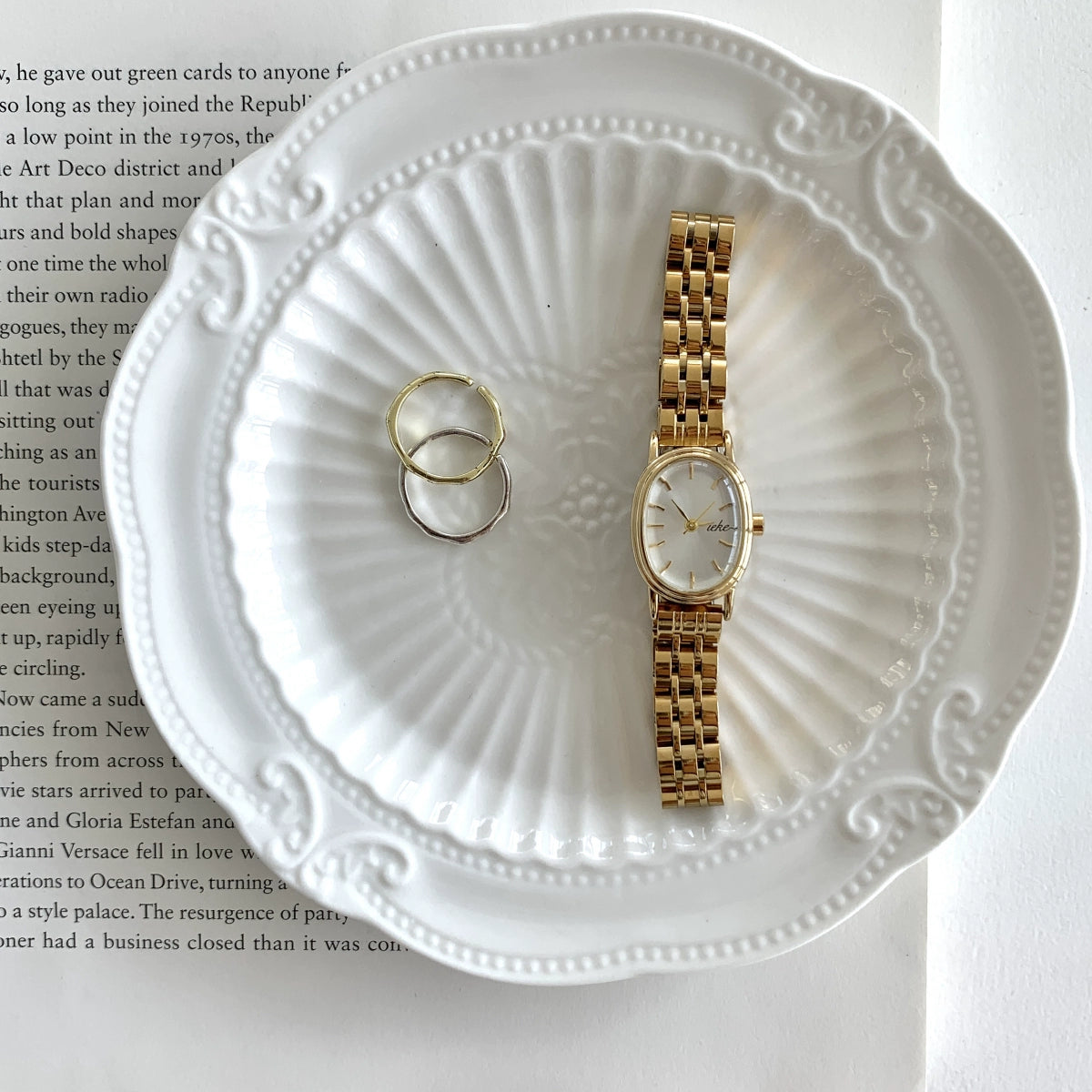 Emari Oval Steel Watch - Gold Band White Face [AFZVKHX0]