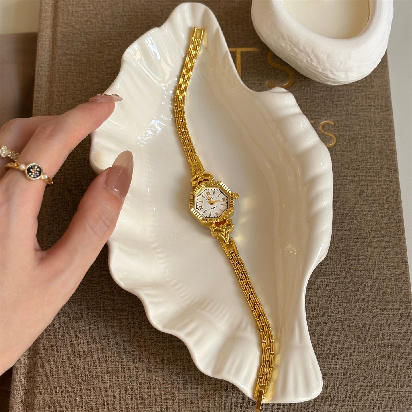 Ailey Vintage Bracelet Watch - Gold Strap, White Dial (Chain Link) [R17URLK5]