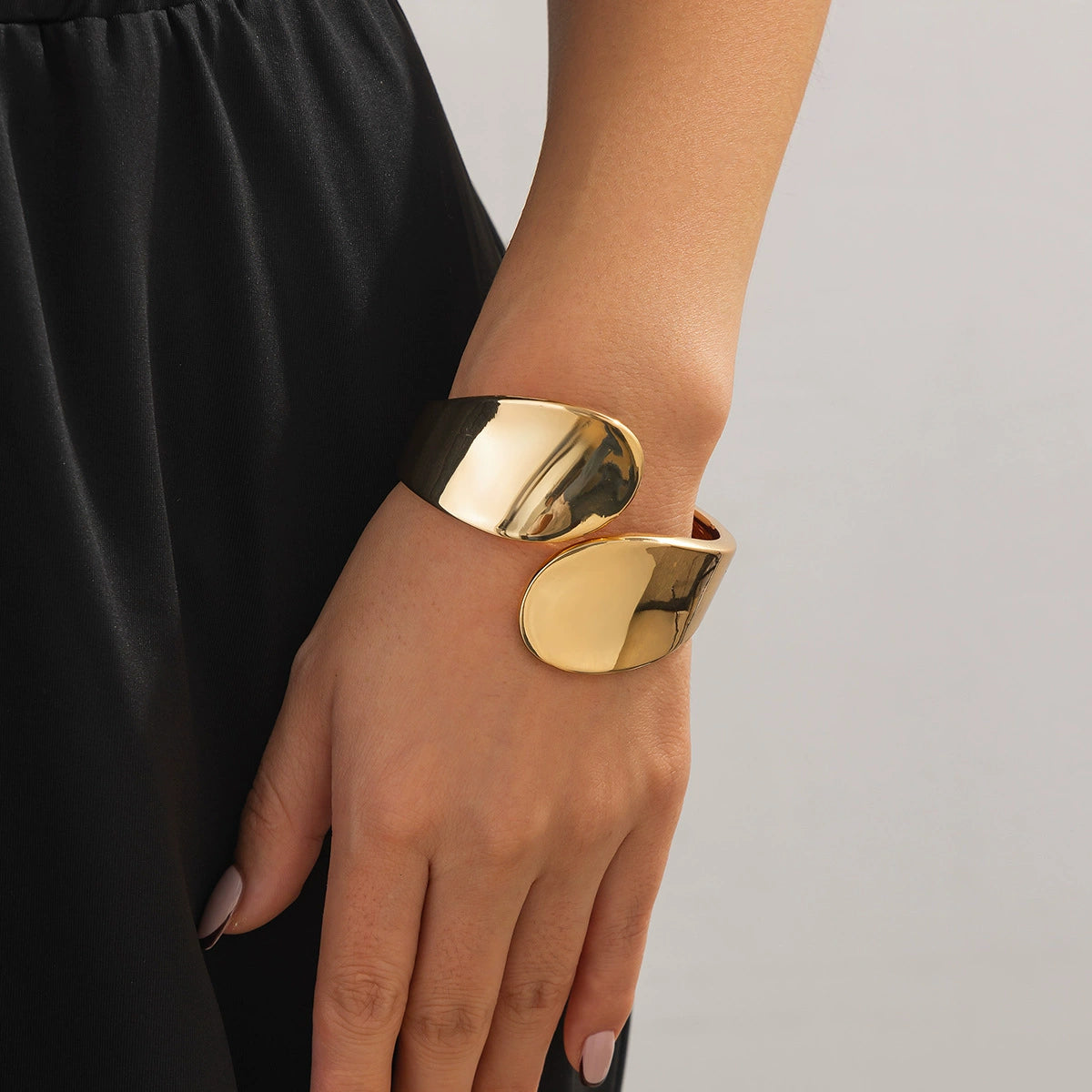 Lilyth Sculpted Cuff Bracelet - Gold (Design 06) [1XY5UK0G]