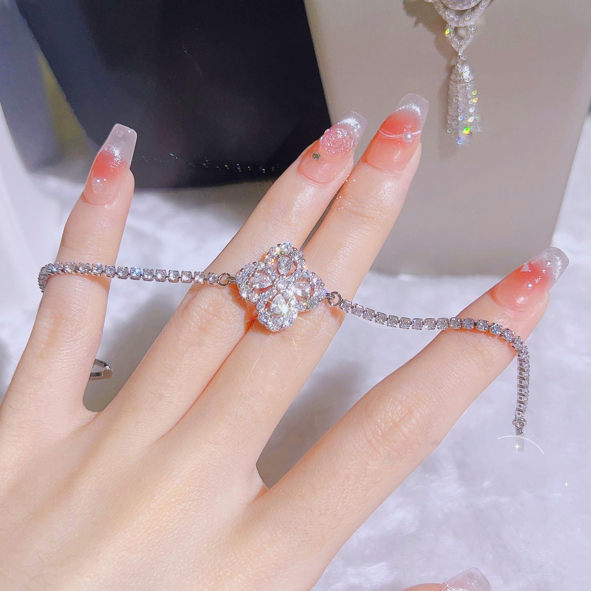 Karina Clover Zircon Bracelet - Clover White Zircon Bracelet (16cm) [MZV8YBV9]