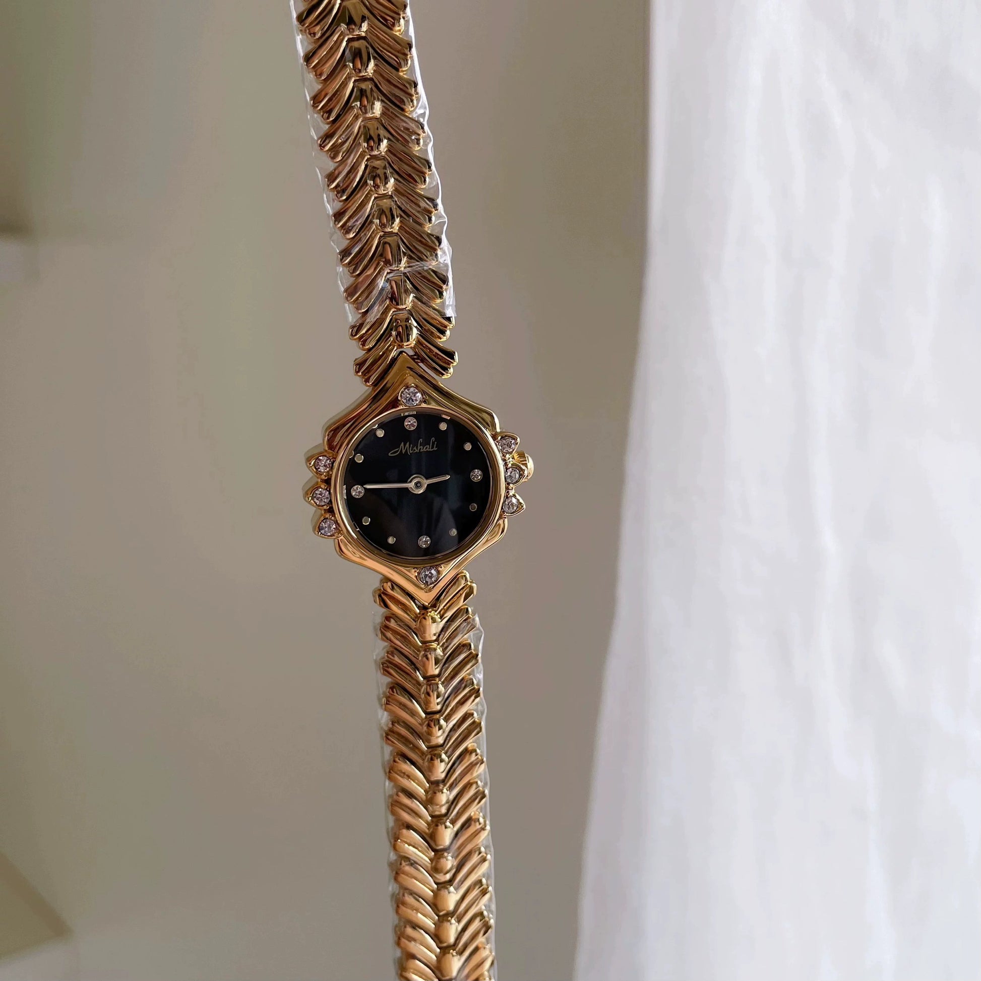 Jocelyn Fishtail Bracelet Watch - Gold Black Face [P9CJJZFN]