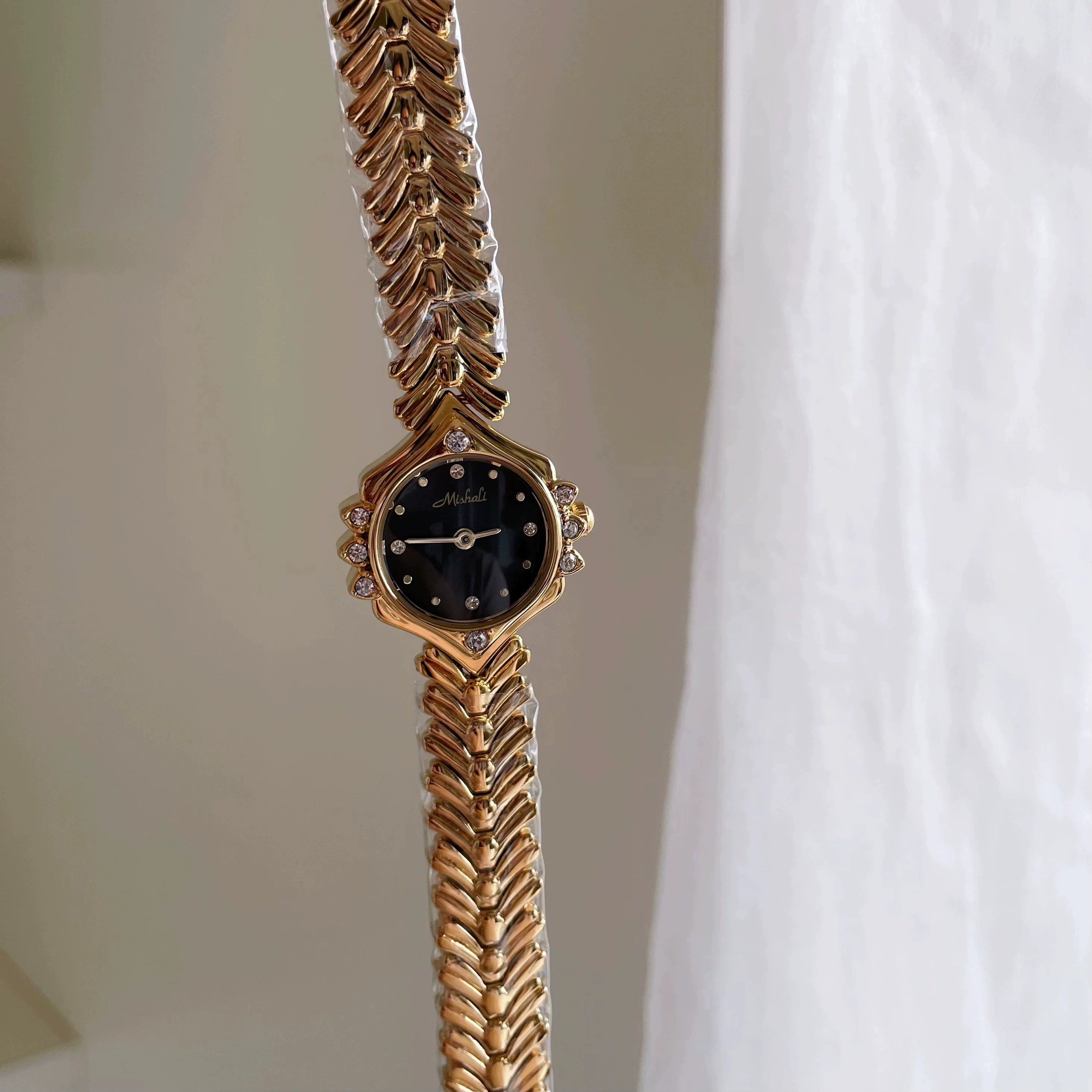 Jocelyn Fishtail Bracelet Watch - Gold Black Face [P9CJJZFN]