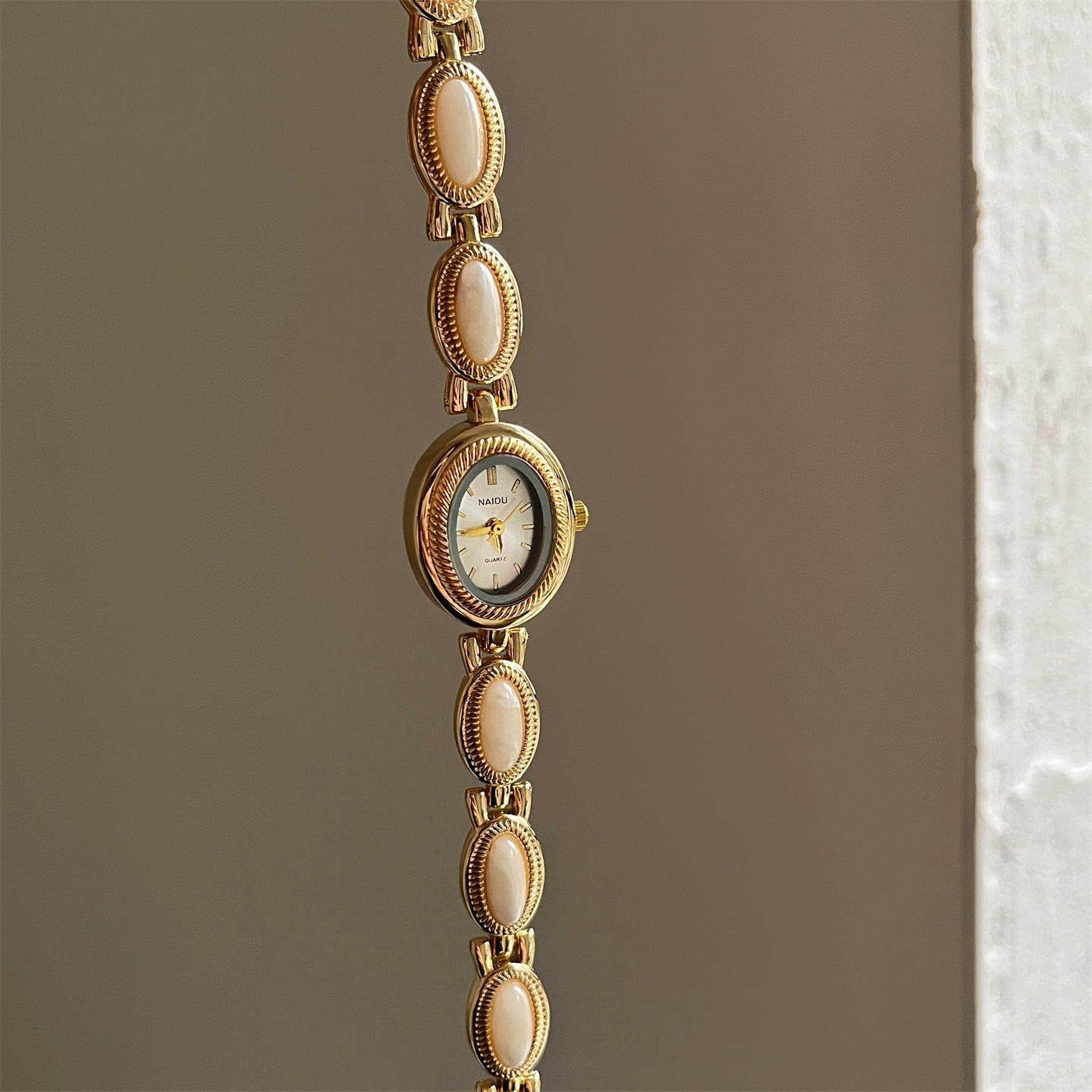 Leann Elegant Bracelet Watch - Cream White Gold Frame White Face [GQ7ALKM9]