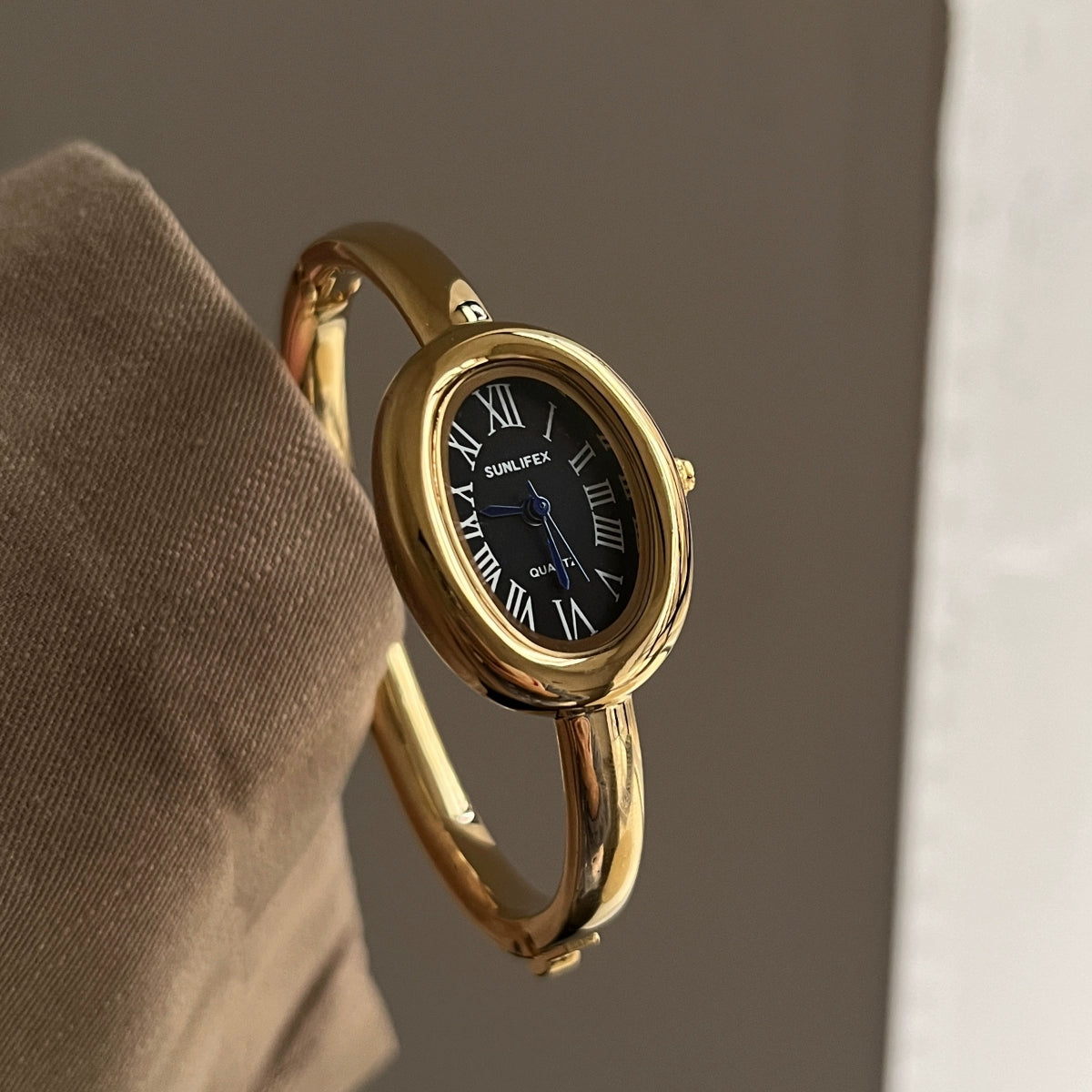 Scarleth Vintage Oval Watch - Gold Band Black Dial (Roman Numerals) [W6KE2H01]