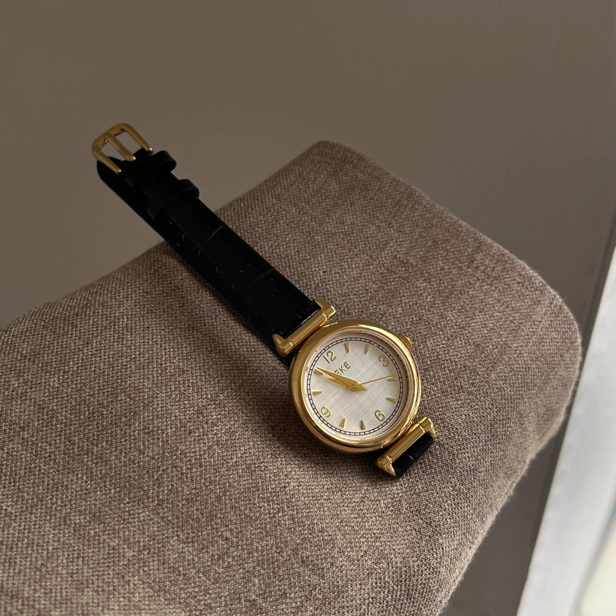 Keily Classic Round Quartz Watch - Black Leather with Gold Case White Dial [1E3FMO4W]