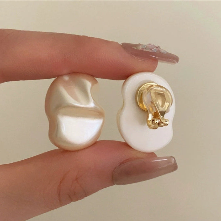 Poppy Asymmetrical Pearl Ear Clip - White Ear Clip [J8QVJS2C]