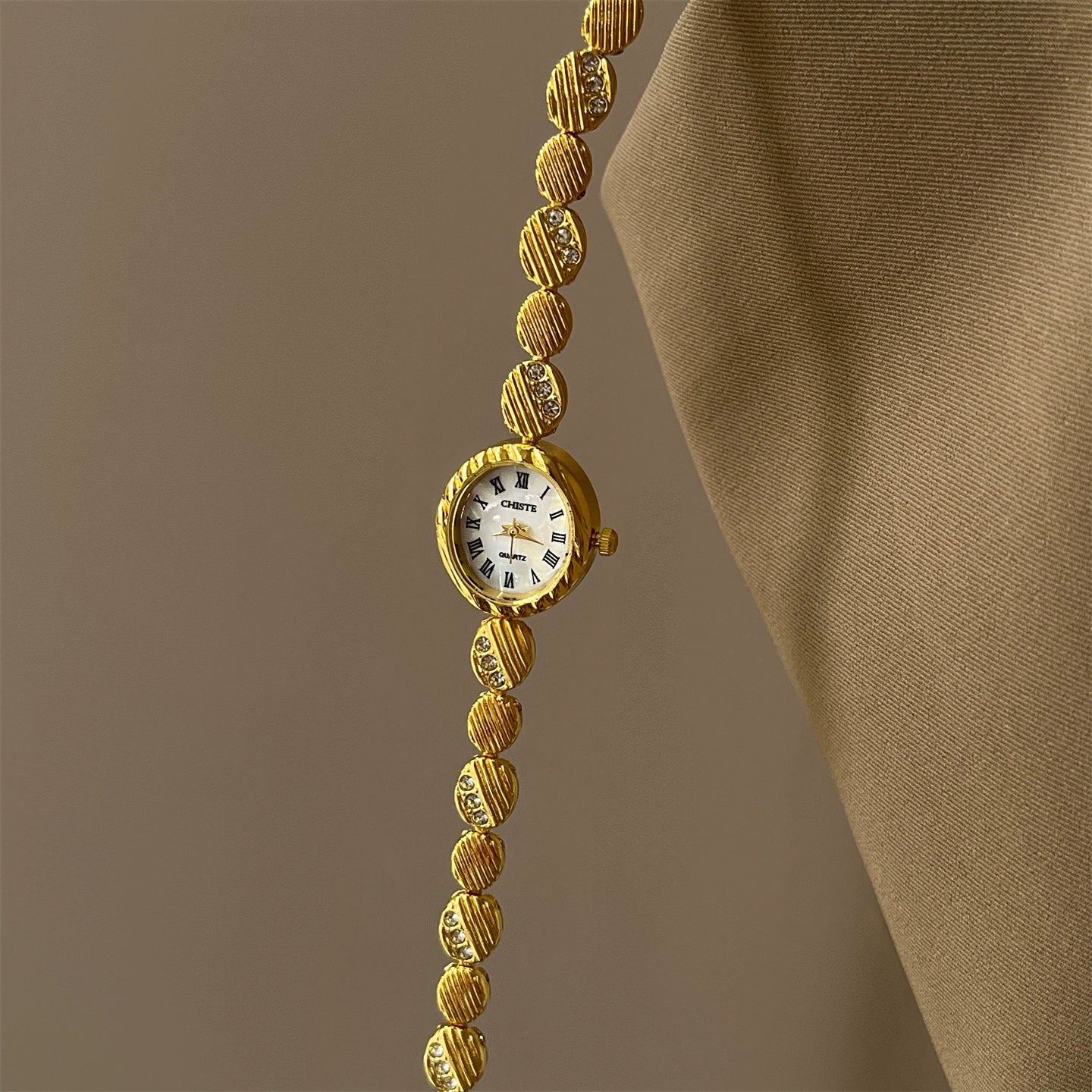 Dayami Square Dial Watch - Gold Strap White Dial (Oval Roman Frosted Bracelet) [0JE8YHCZ]
