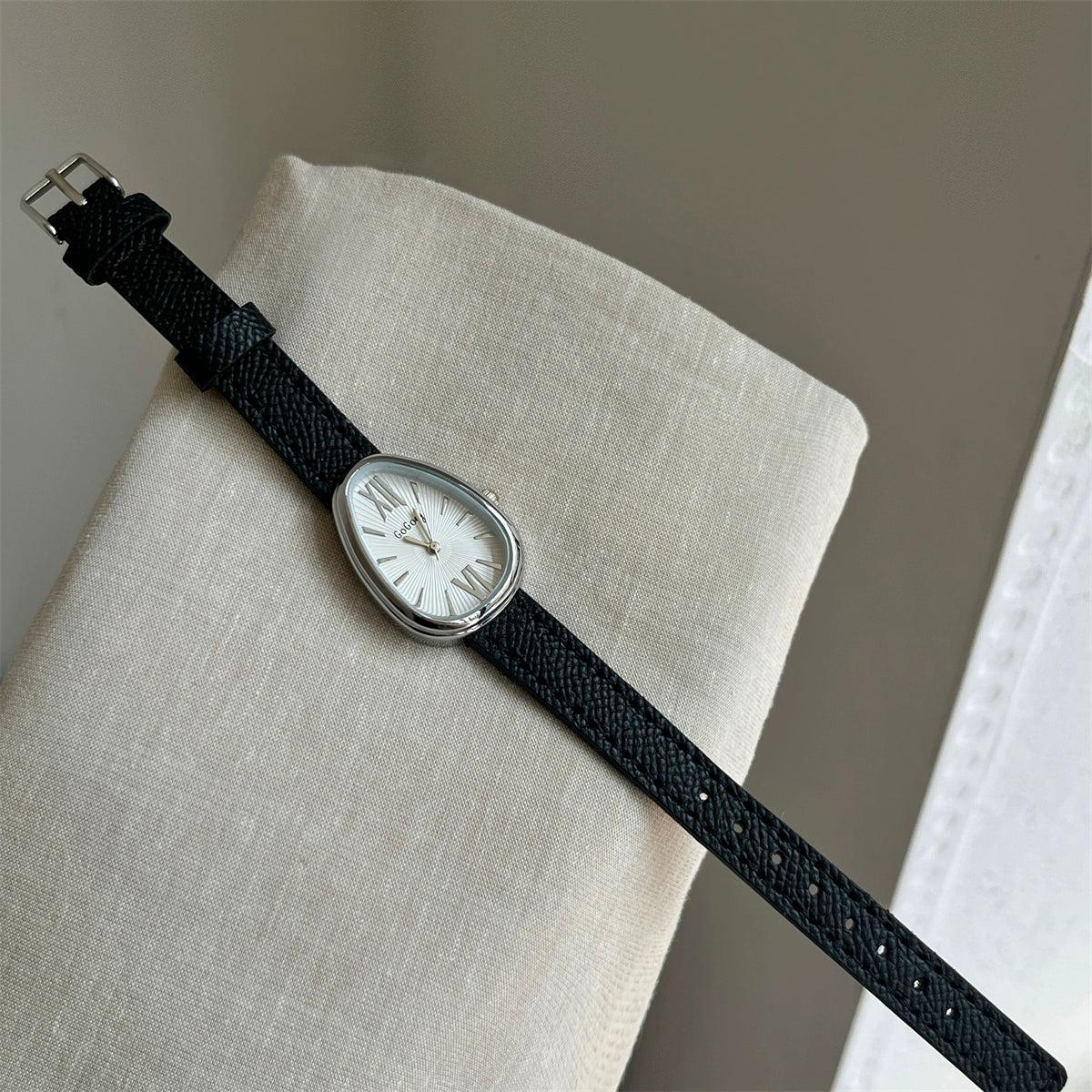 Kenadie Vintage Snake Head Watch - Black Leather Strap, Silver Frame, White Face [U3OZ5QFY]