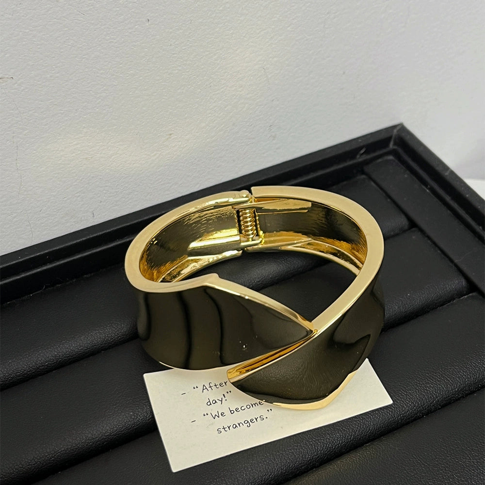 Ailany Glossy Cuff Bracelet - Gold Bracelet [H8N3IYBC]