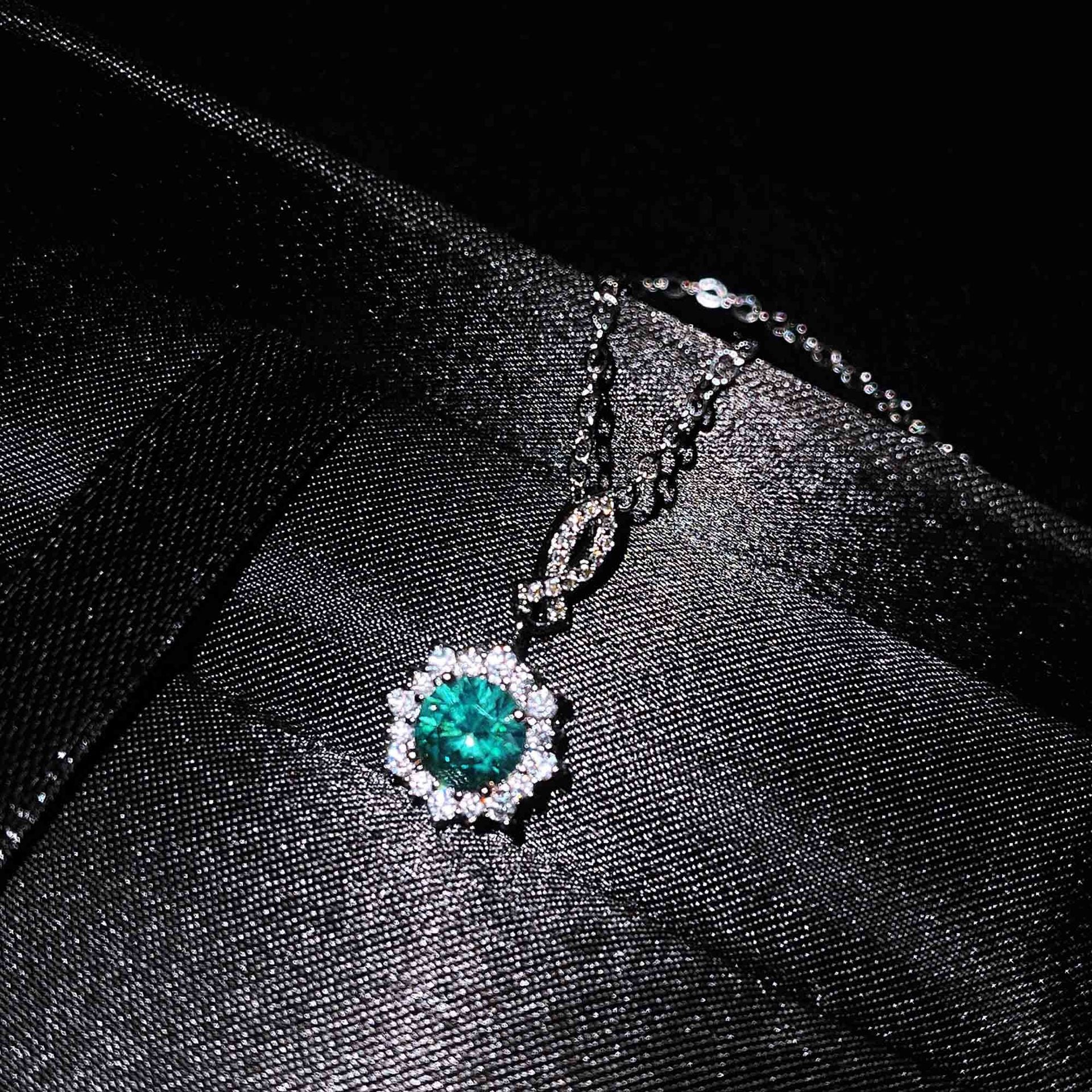 Gertrude Simulated Diamond Heart Necklace - Option 2: 1 Carat Pendant (Chain Not Included) [80XEYHR5]