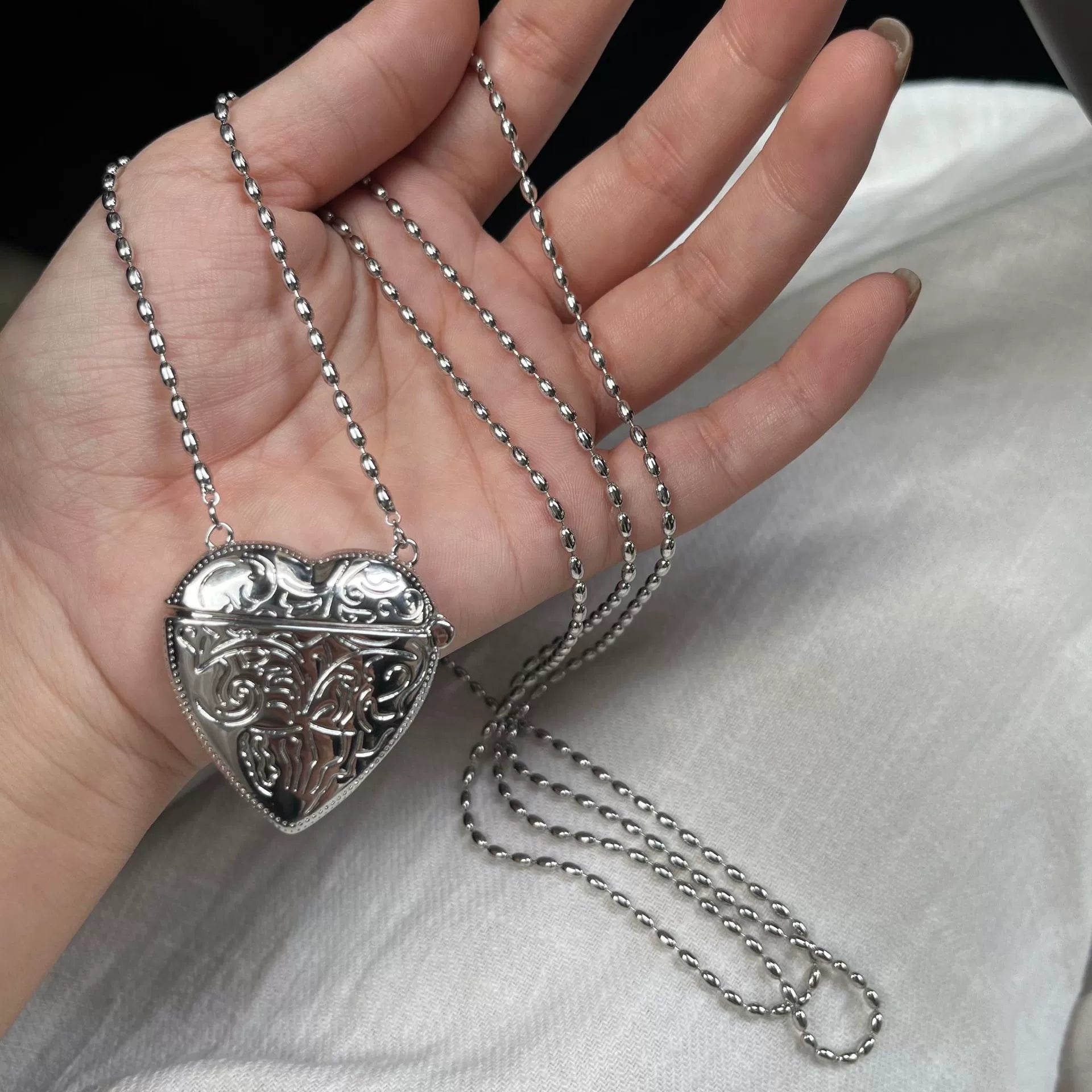 Eleen Embossed Heart Necklace - Embossed Heart Necklace Crossbody Chain [9WDEPLSY]