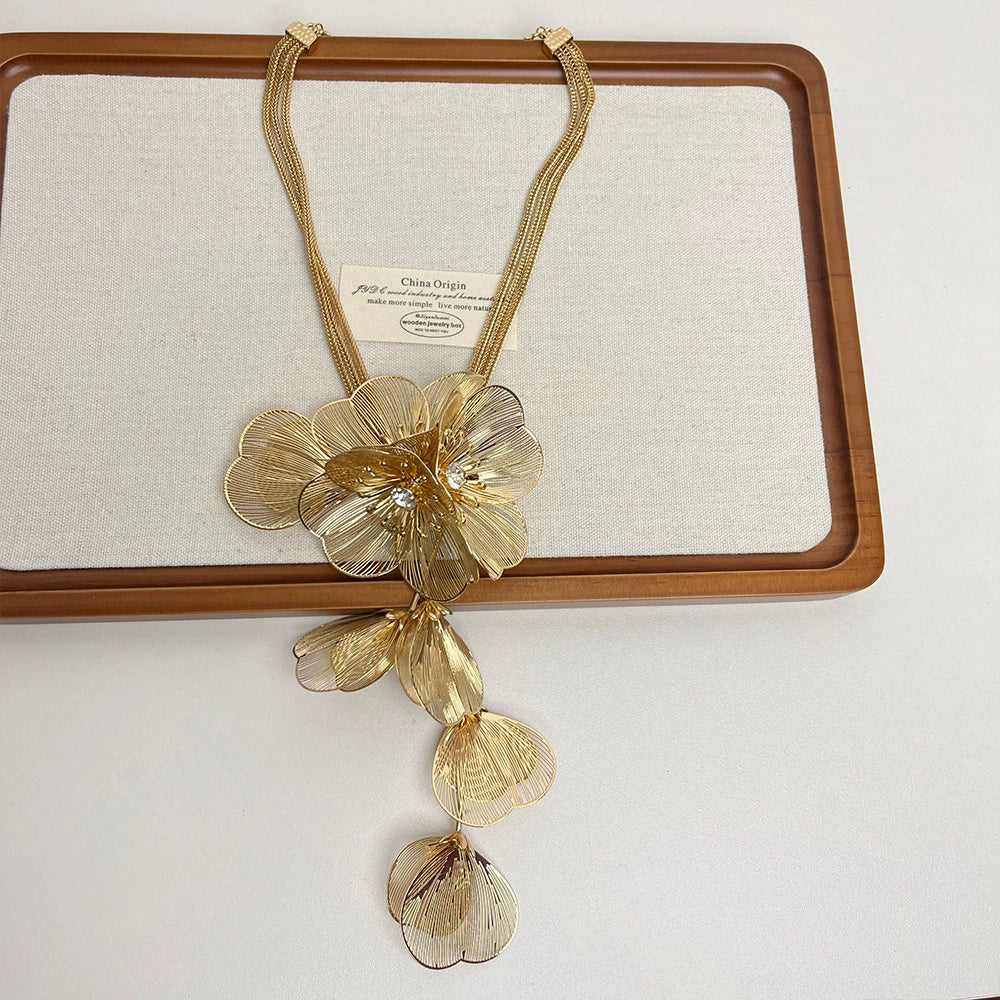 Alaiyah Golden Petal Set - Golden Flower Necklace [KRK1P1UU]