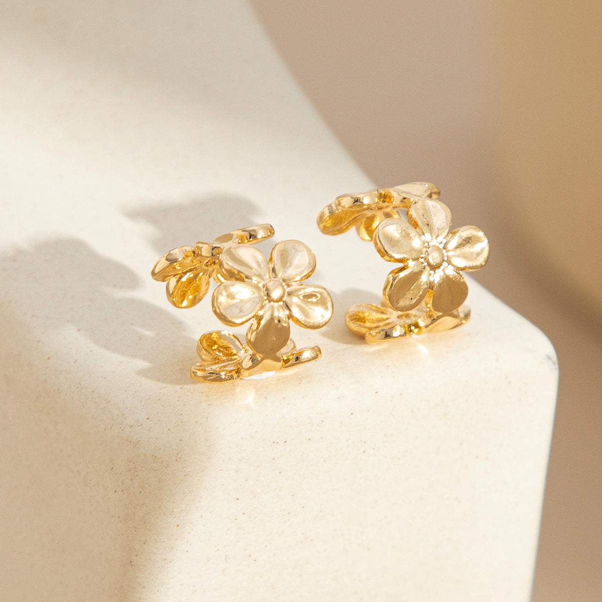 Kynlee Blossom Ear Cuff - Gold [C7K9RFGU]