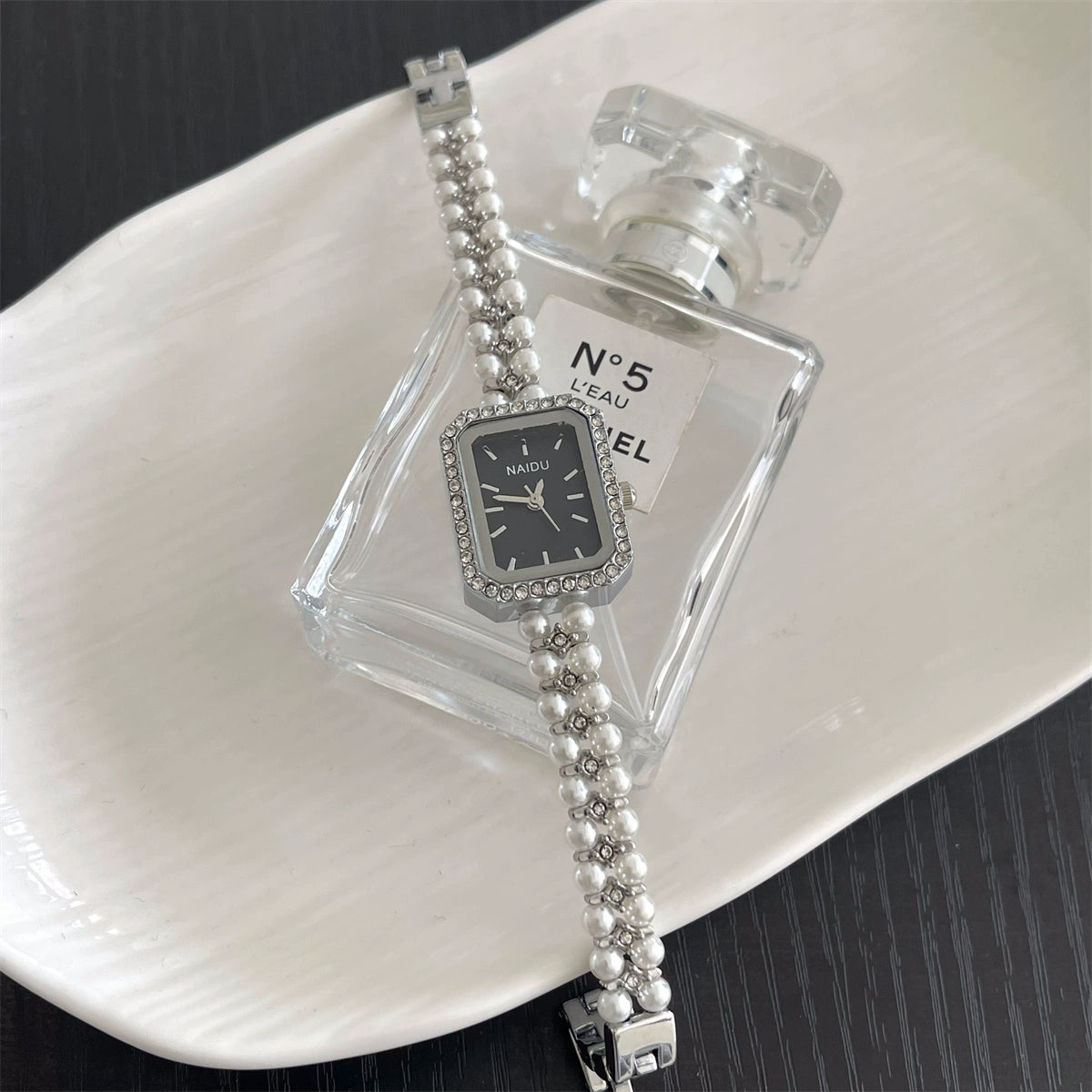 Siobhan Pearl Chain Watch - Silver Band Black Dial [J7BBMBZ0]