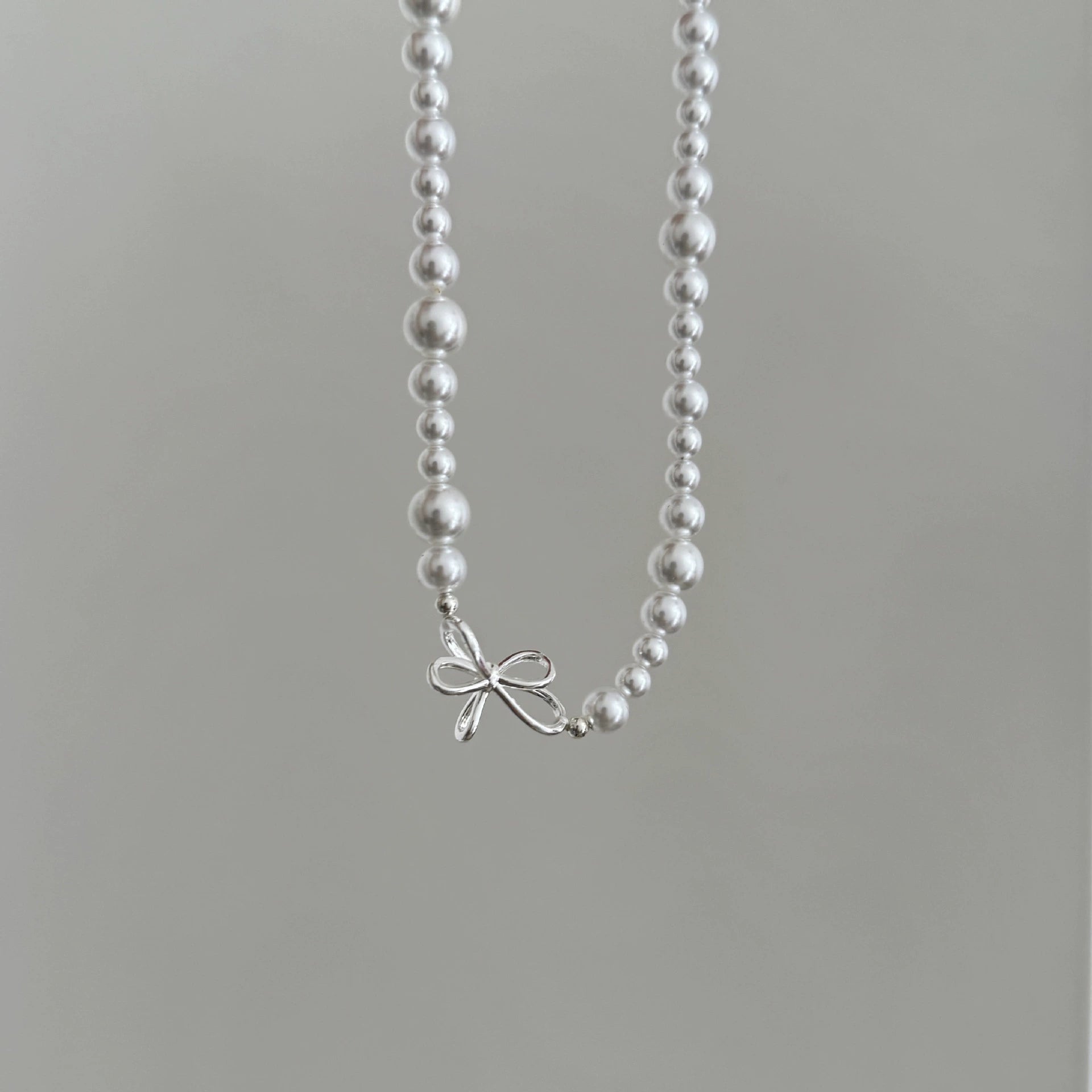 Harlo Pearl Bow Necklace - White Necklace [4ABYKBI7]