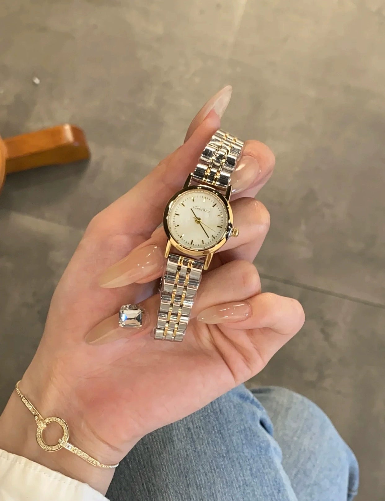 Nakiyah Minimalist Round Watch - White [H9MUZPOM]