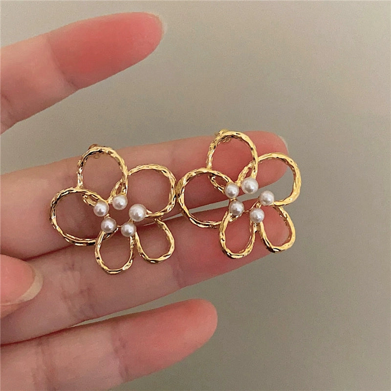 Cleopatra Pearl Floral Earrings - Gold Cut-Out Pearl Floral Earrings [RWLLAE9S]