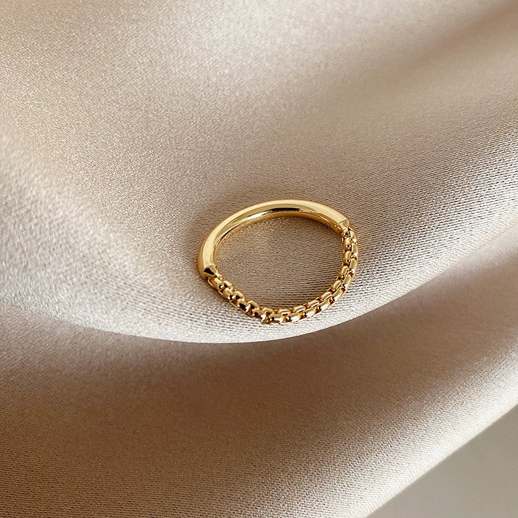 Carol Pearl Chain Ring - Metal Chain Splice Style