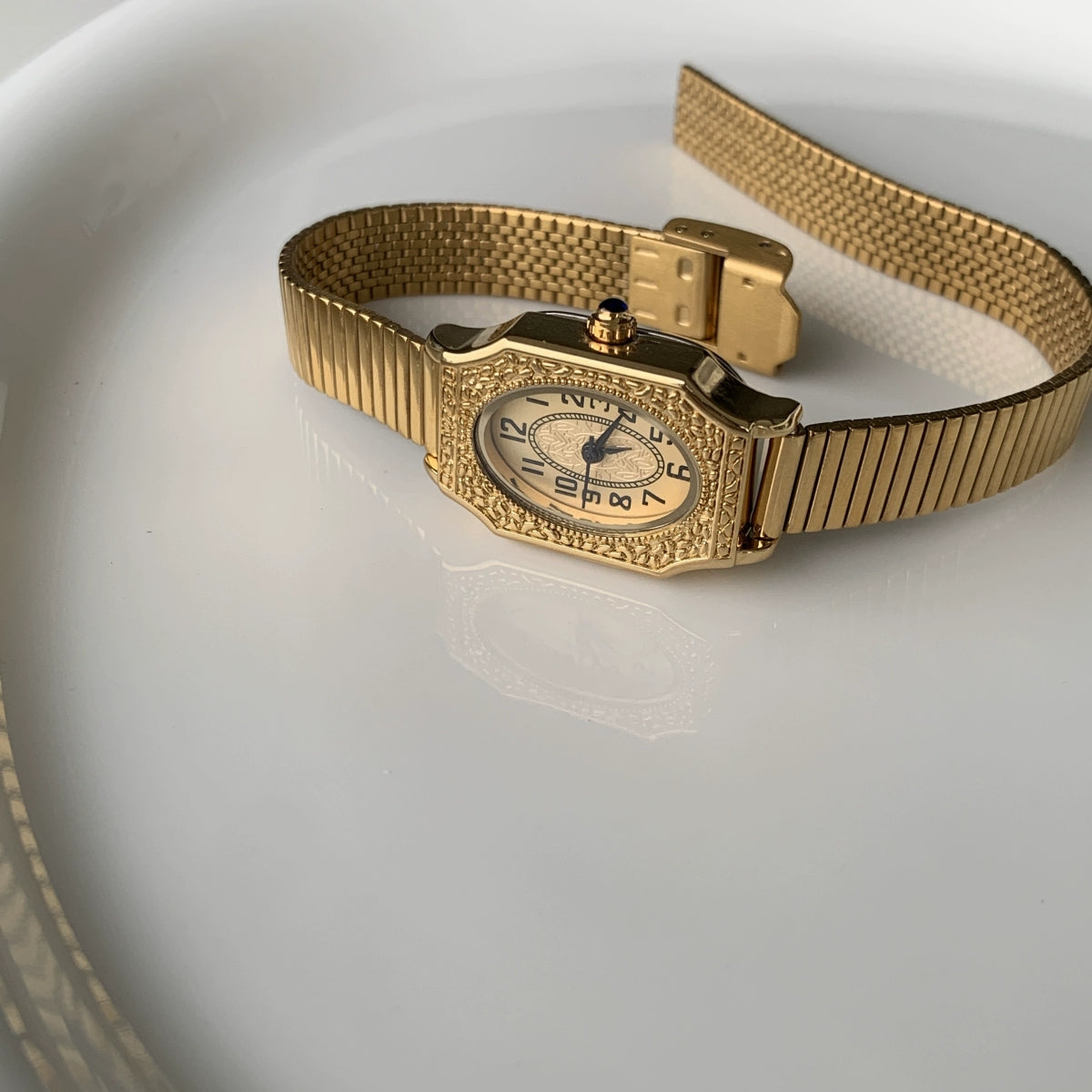 Harmony Carved Barrel Watch - Gold Band Gold Face [5VSKOWDX]