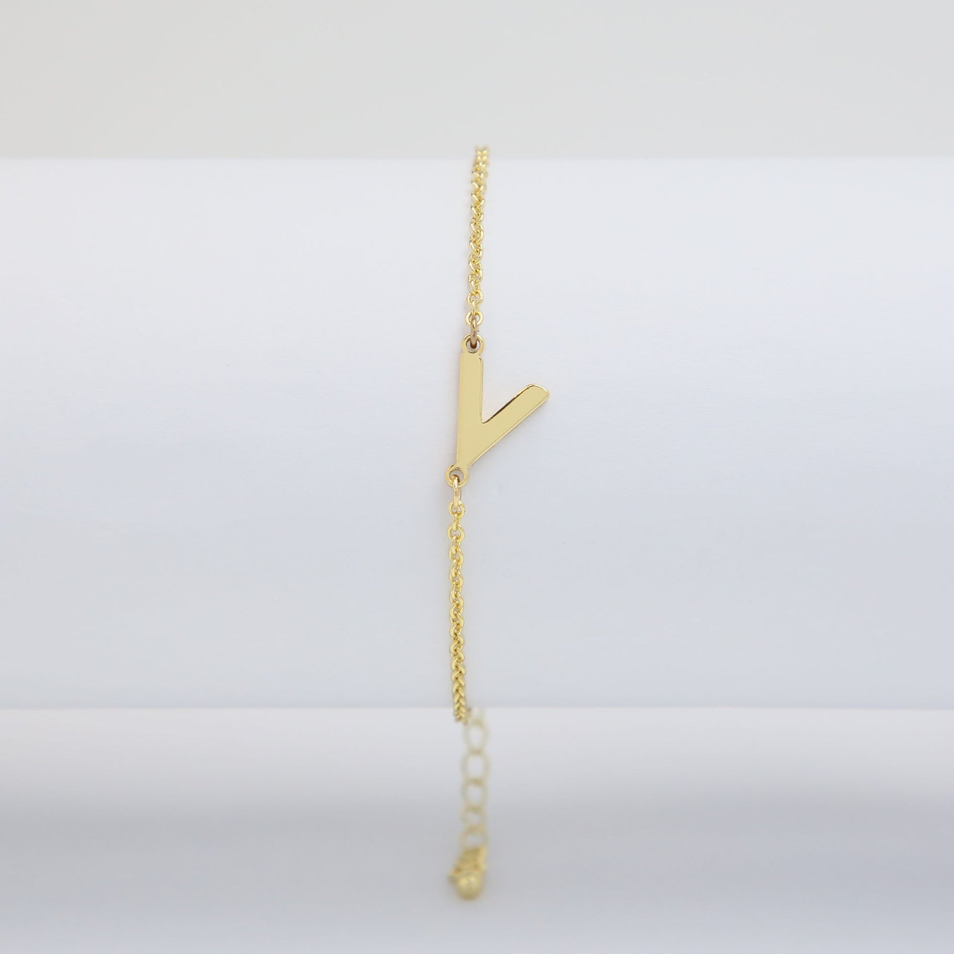 Janiah Dainty Initial Bracelet - V [7VDPQ2RM]