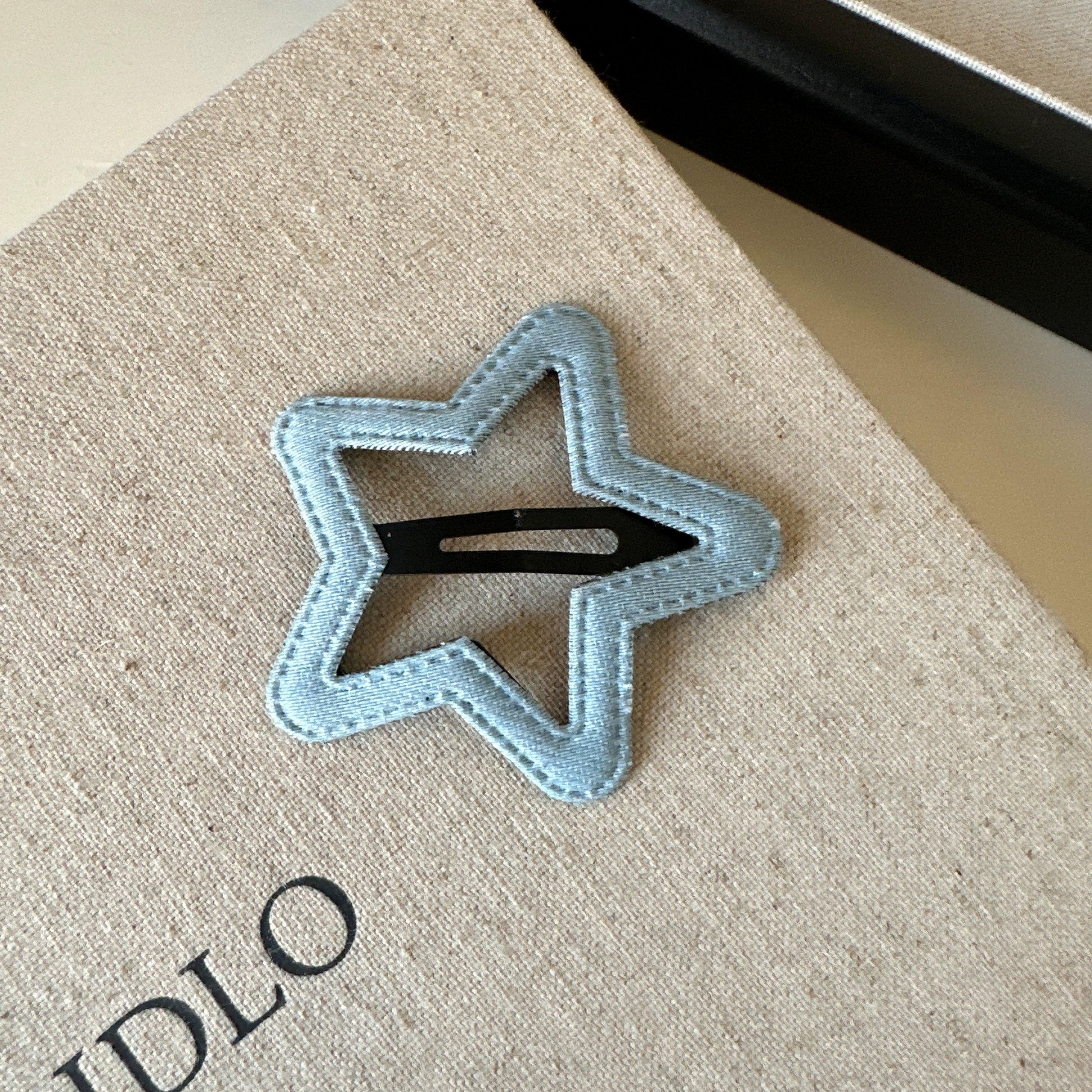 Ruqayyah Denim Shaped Hair Clips - Light Wash Star (Single) [JPYD3DZC]