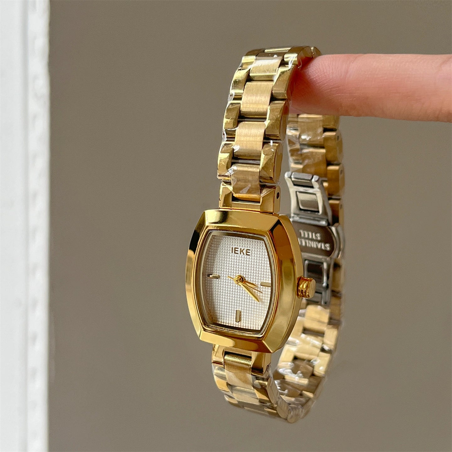 Yui Barrel Gold Wristwatch - Gold Strap White Face [AXXEMEF2]