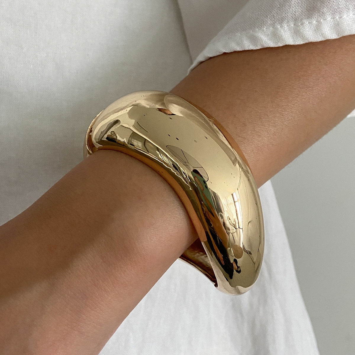 Ziva Sculpted Resin Bangle - Gold [Q756QVTQ]