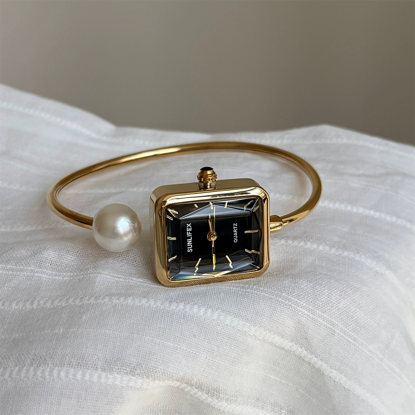 Livvy Pearl Bracelet Watch - Gold Band Black Face (Square Stick Markers) [A0DG9CAE]