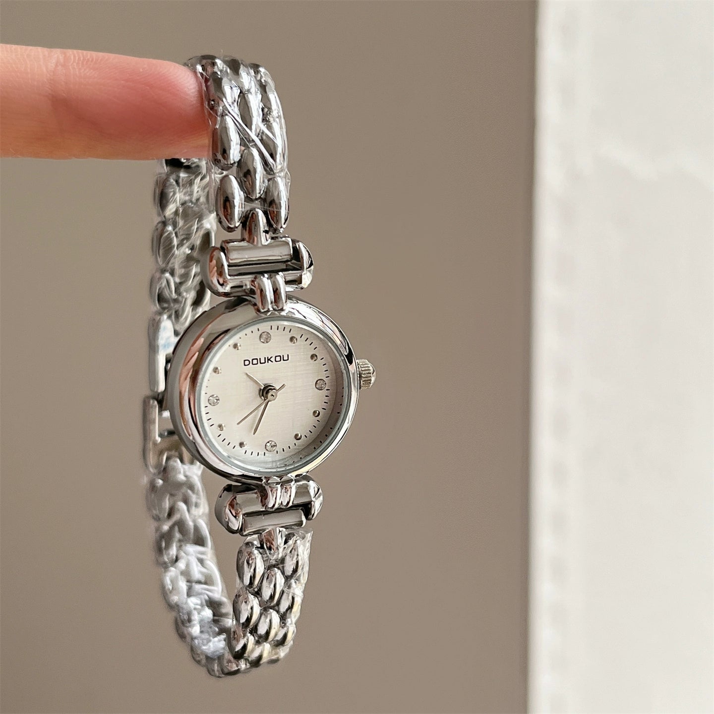 Baleigh Petite Mesh Watch - Silver Band White Dial [EMOI8LMZ]
