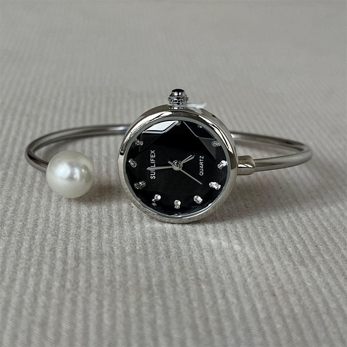 Livvy Pearl Bracelet Watch - Silver Band Black Face (Round Diamond Dial) [8SR3JNOT]
