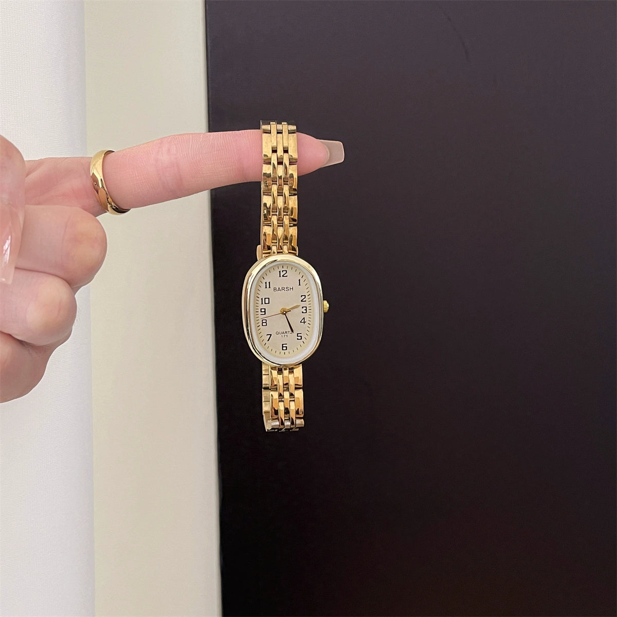 Harlan Retro Oval Watch - Gold Band, Gold Dial with Numbers [IZT5E3WI]