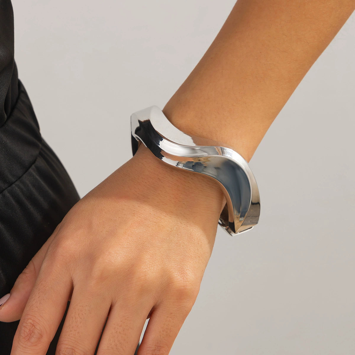 Lyana Asymmetric Water Drop Cuff - Style 02 - White K [3B6ZZAV2]