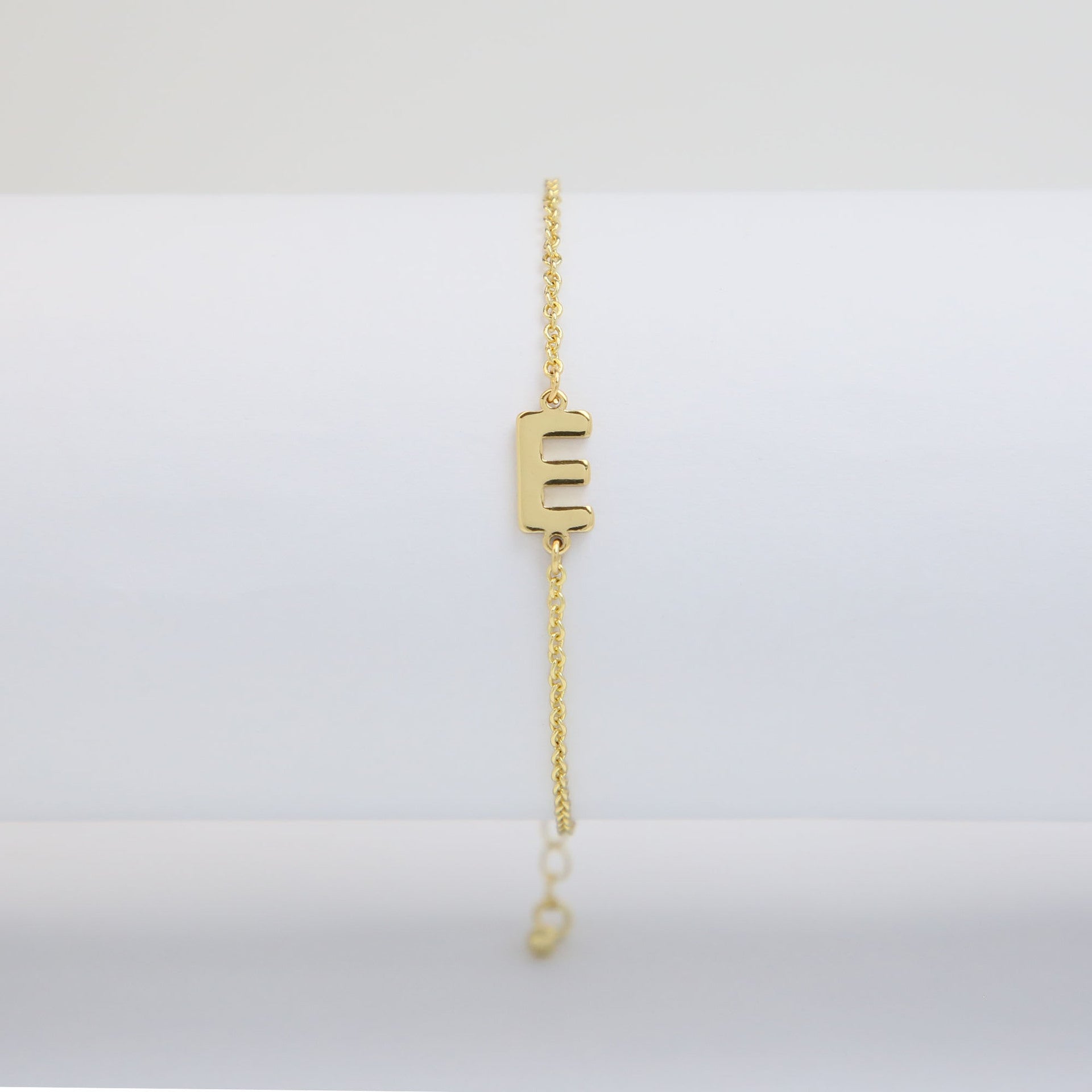Janiah Dainty Initial Bracelet - E [05FXEF6N]