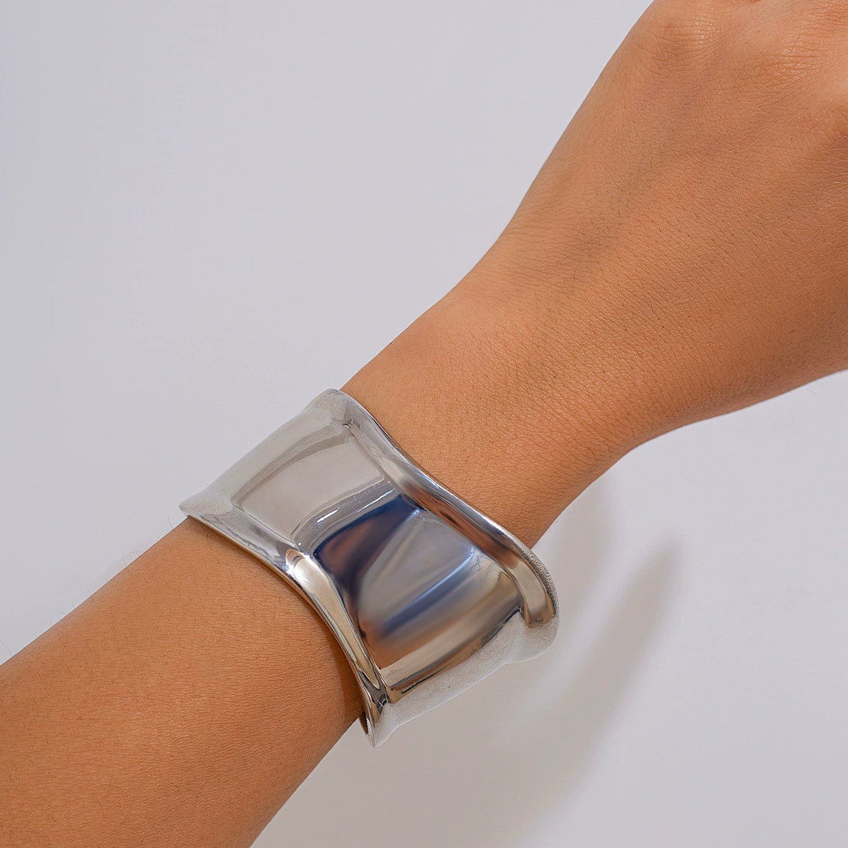 Eastyn Molten Cuff Bracelet - Silver-tone (Style 01) [L2HF8PNE]