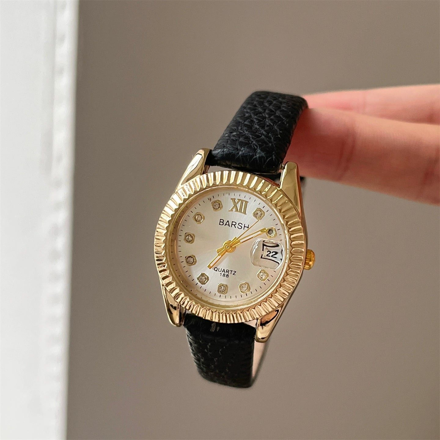 Oumou Retro Convex Watch - Black Strap, Gold Frame, White Dial [Y51ULL50]